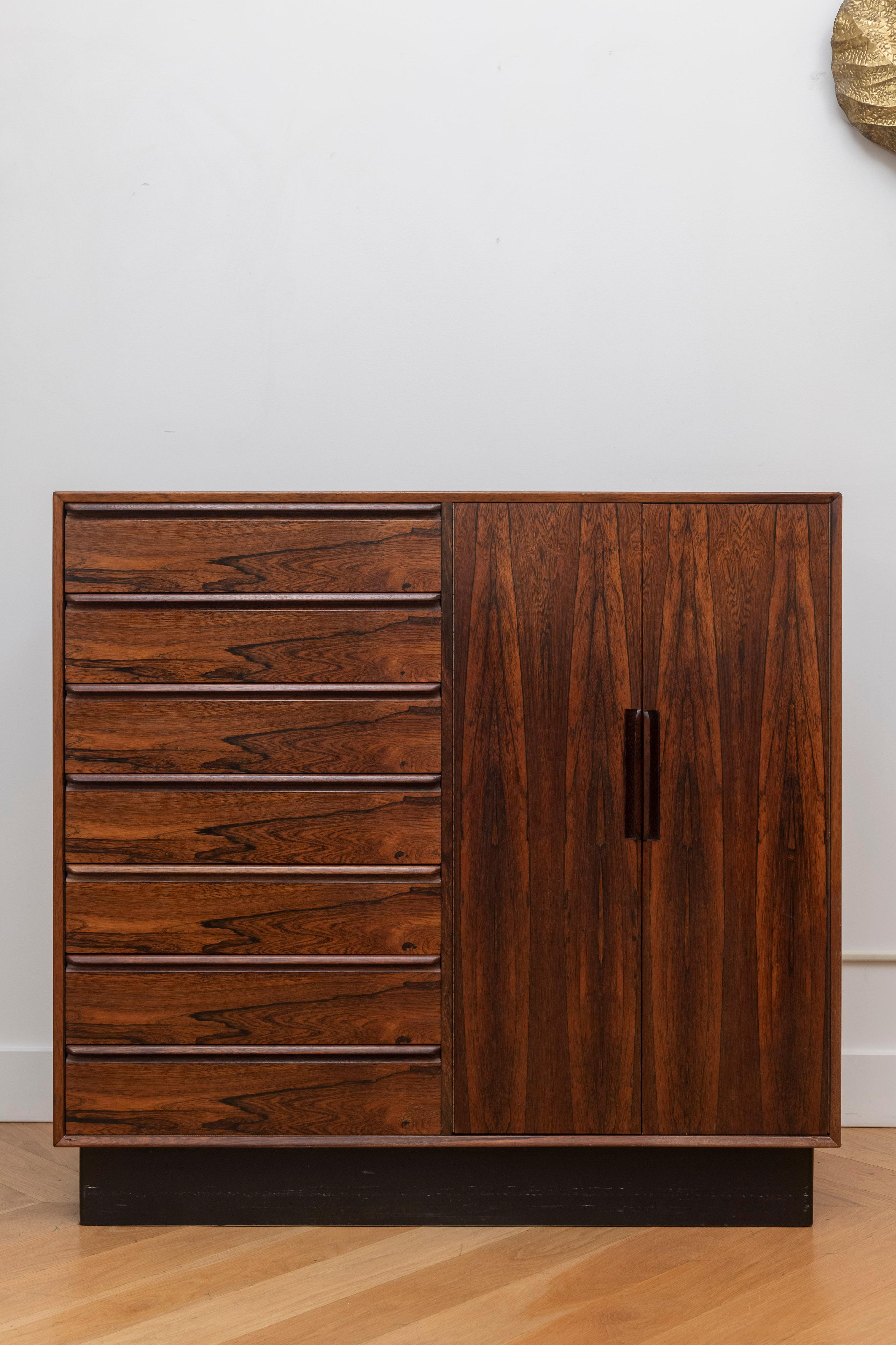 Midcentury Scandinavian Modern gentleman's wardrobe chest by Westnofa. This dresser features a tall bank of seven drawers flanked by two doors which open to reveal seven interior drawers.