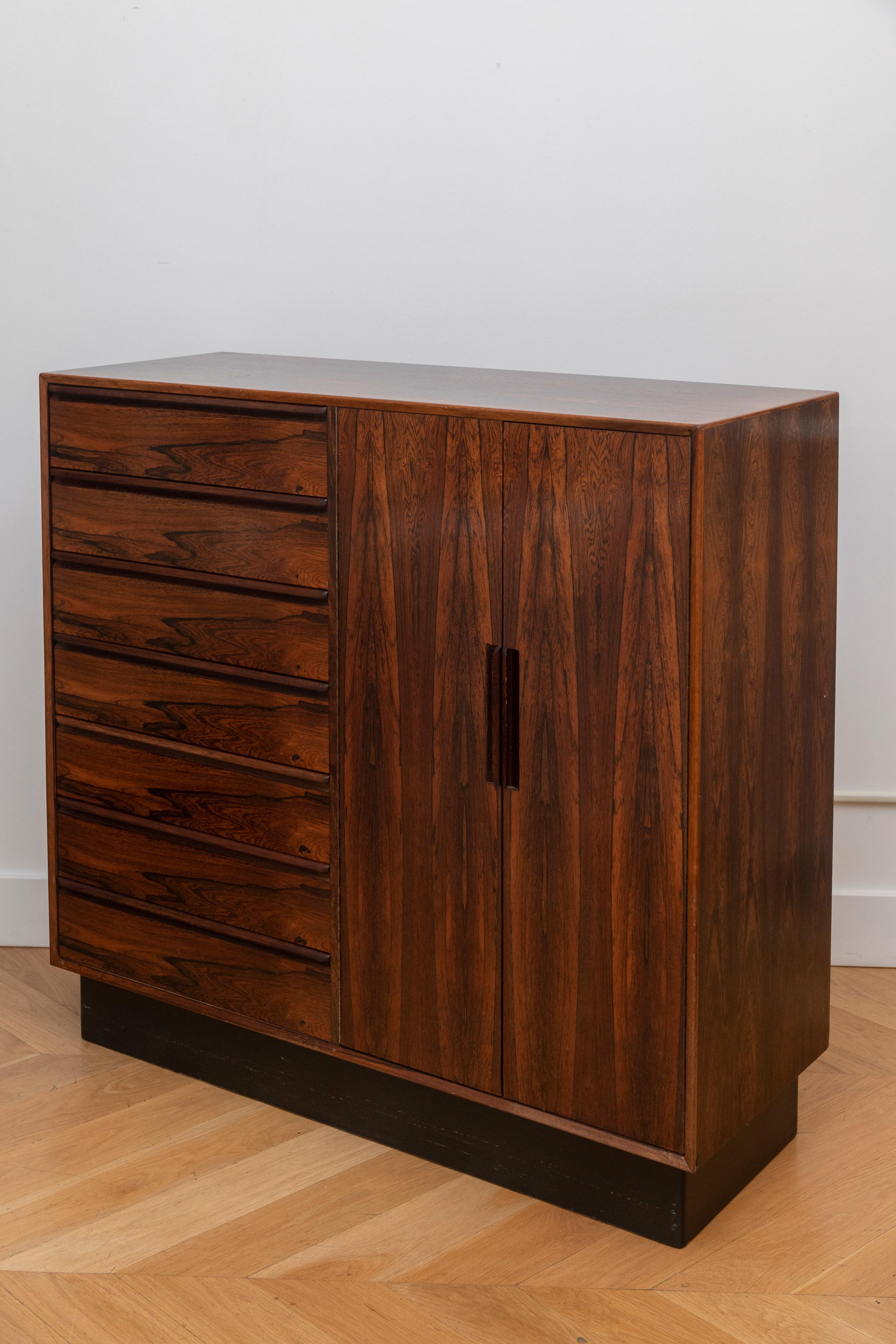 Mid-Century Modern Rosewood Dresser by Westnofa For Sale 2
