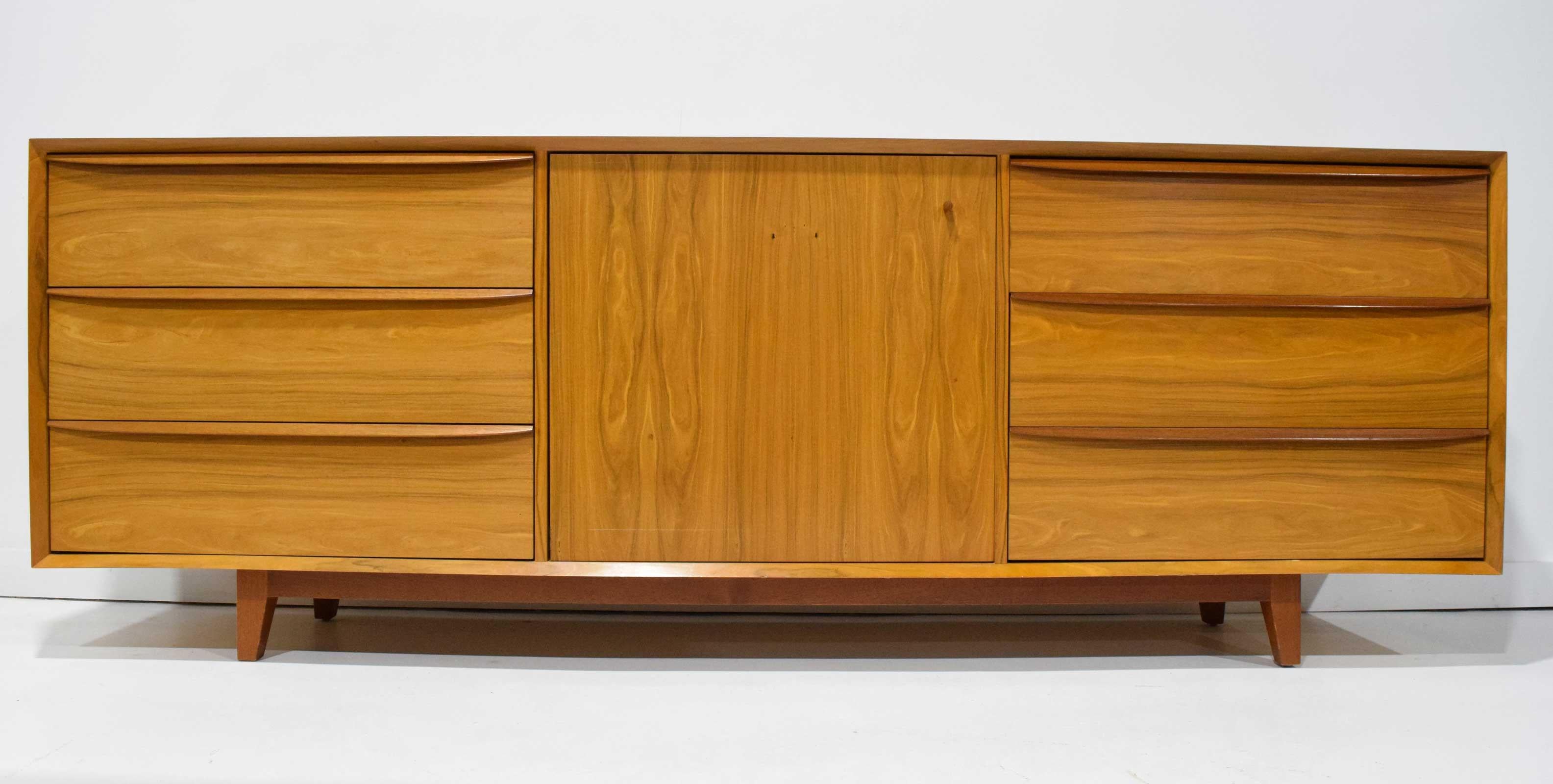Mid-Century Modern Rosewood Dresser For Sale 3