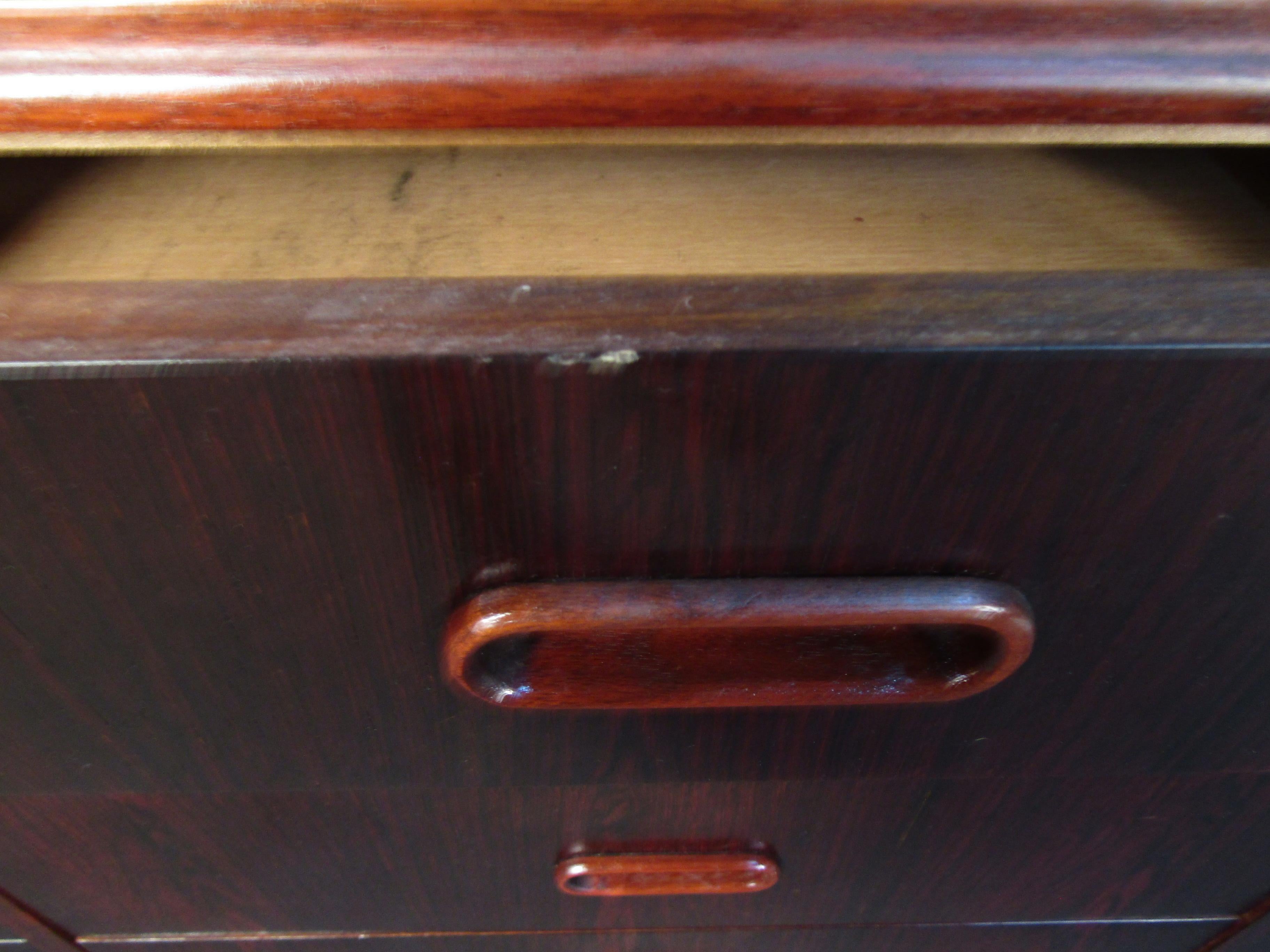 Mid-Century Modern Rosewood Dresser For Sale 7