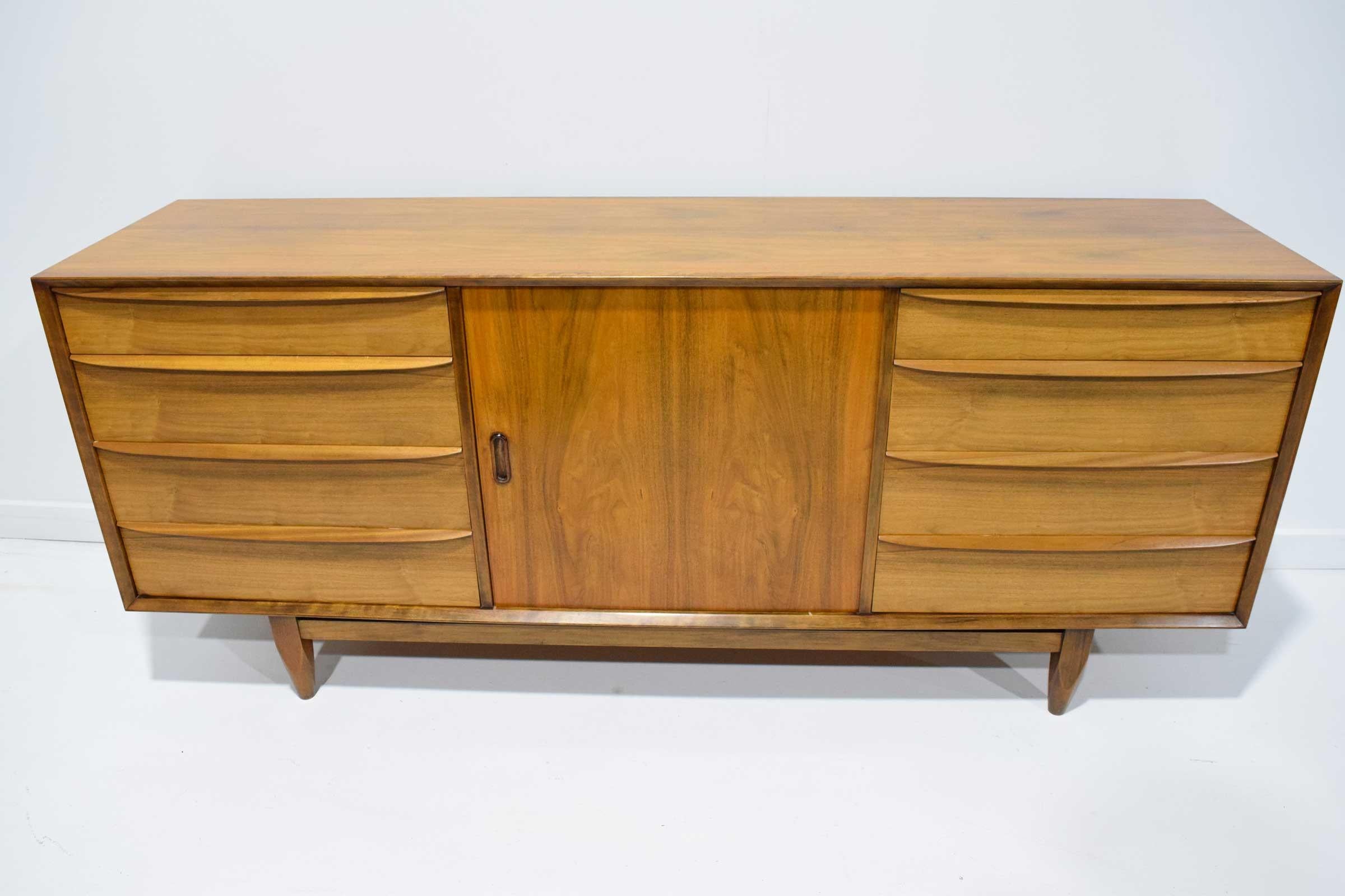 Mid-Century Modern Rosewood Dresser In Good Condition In Dallas, TX