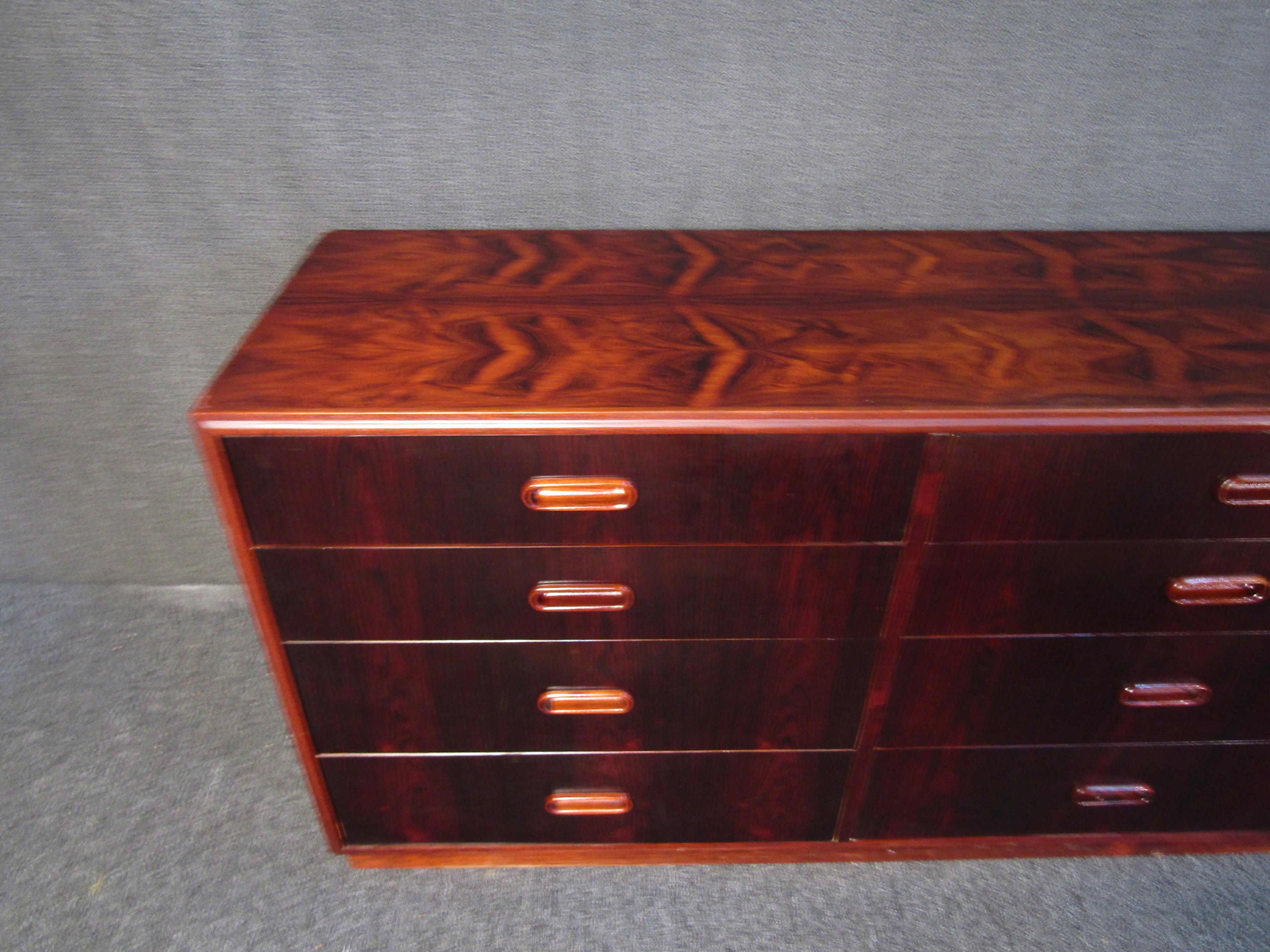 Mid-Century Modern Rosewood Dresser In Good Condition For Sale In Brooklyn, NY