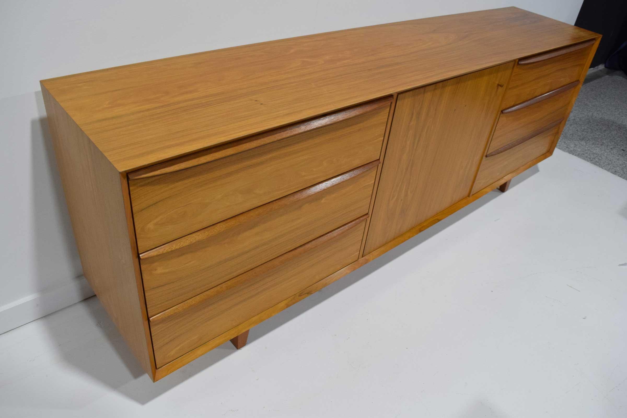 North American Mid-Century Modern Rosewood Dresser For Sale