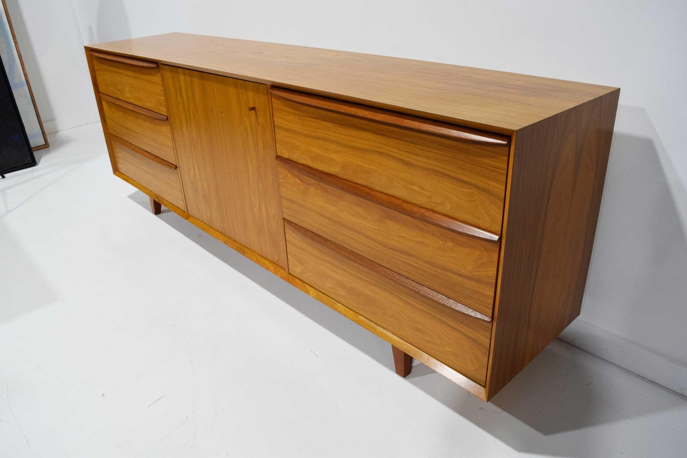 Mid-Century Modern Rosewood Dresser In Good Condition For Sale In Dallas, TX