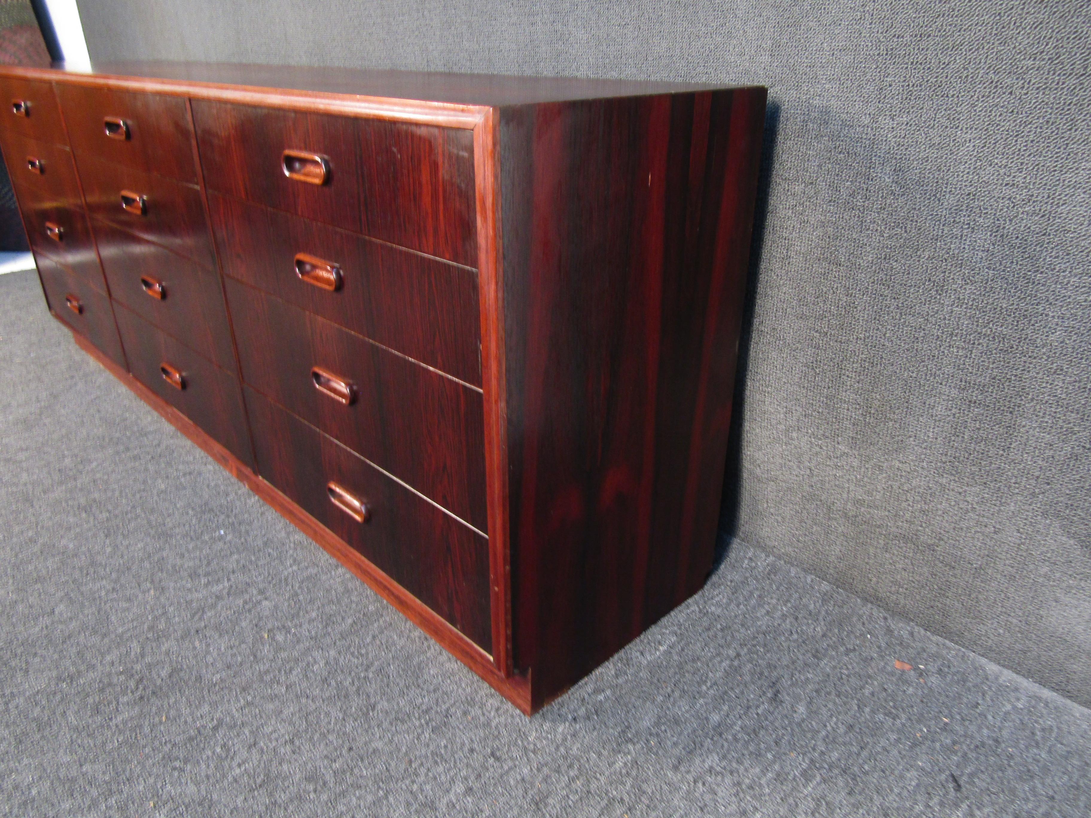 Mid-Century Modern Rosewood Dresser For Sale 2