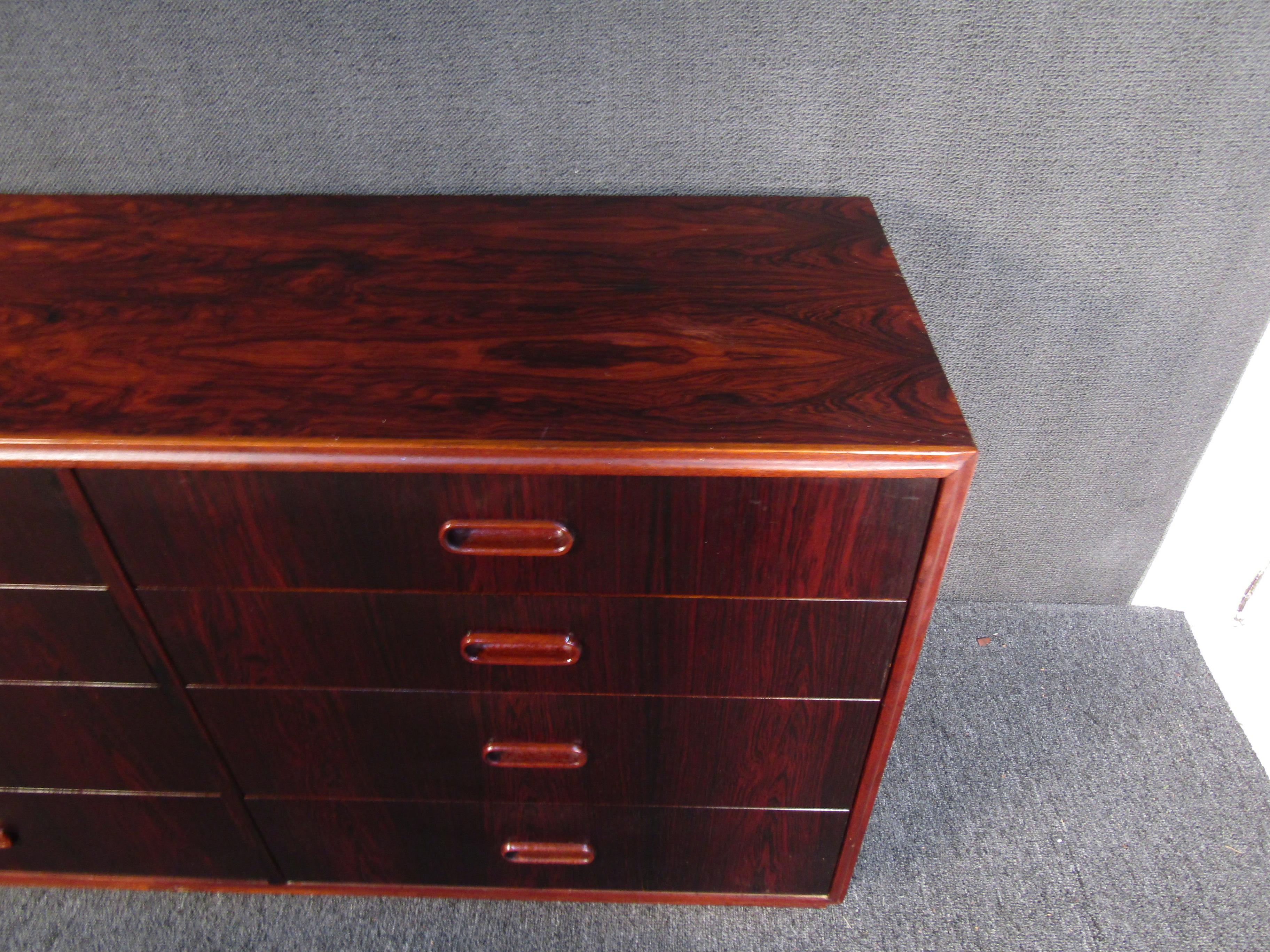 Mid-Century Modern Rosewood Dresser For Sale 3