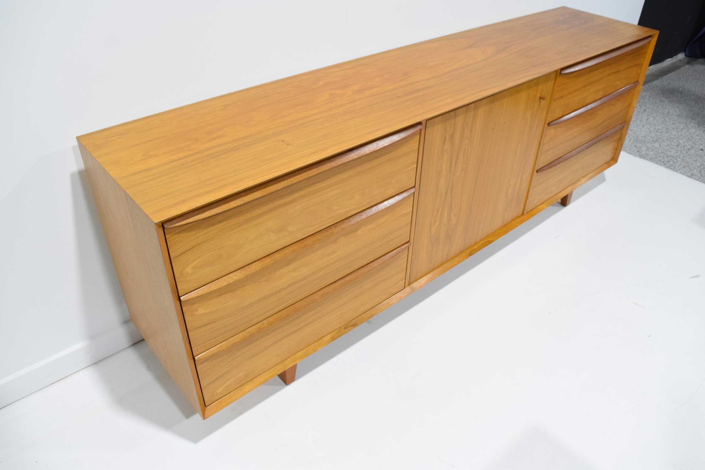 Mid-Century Modern Rosewood Dresser For Sale 1