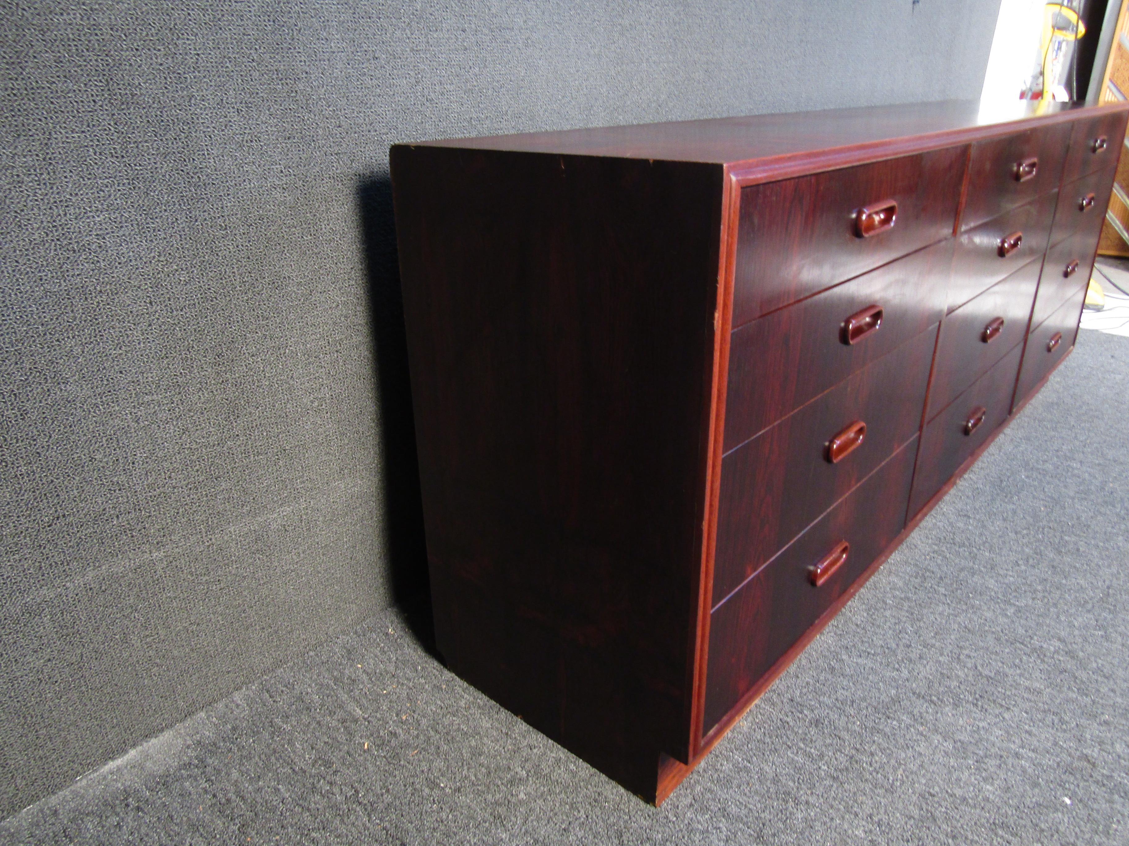 Mid-Century Modern Rosewood Dresser For Sale 4