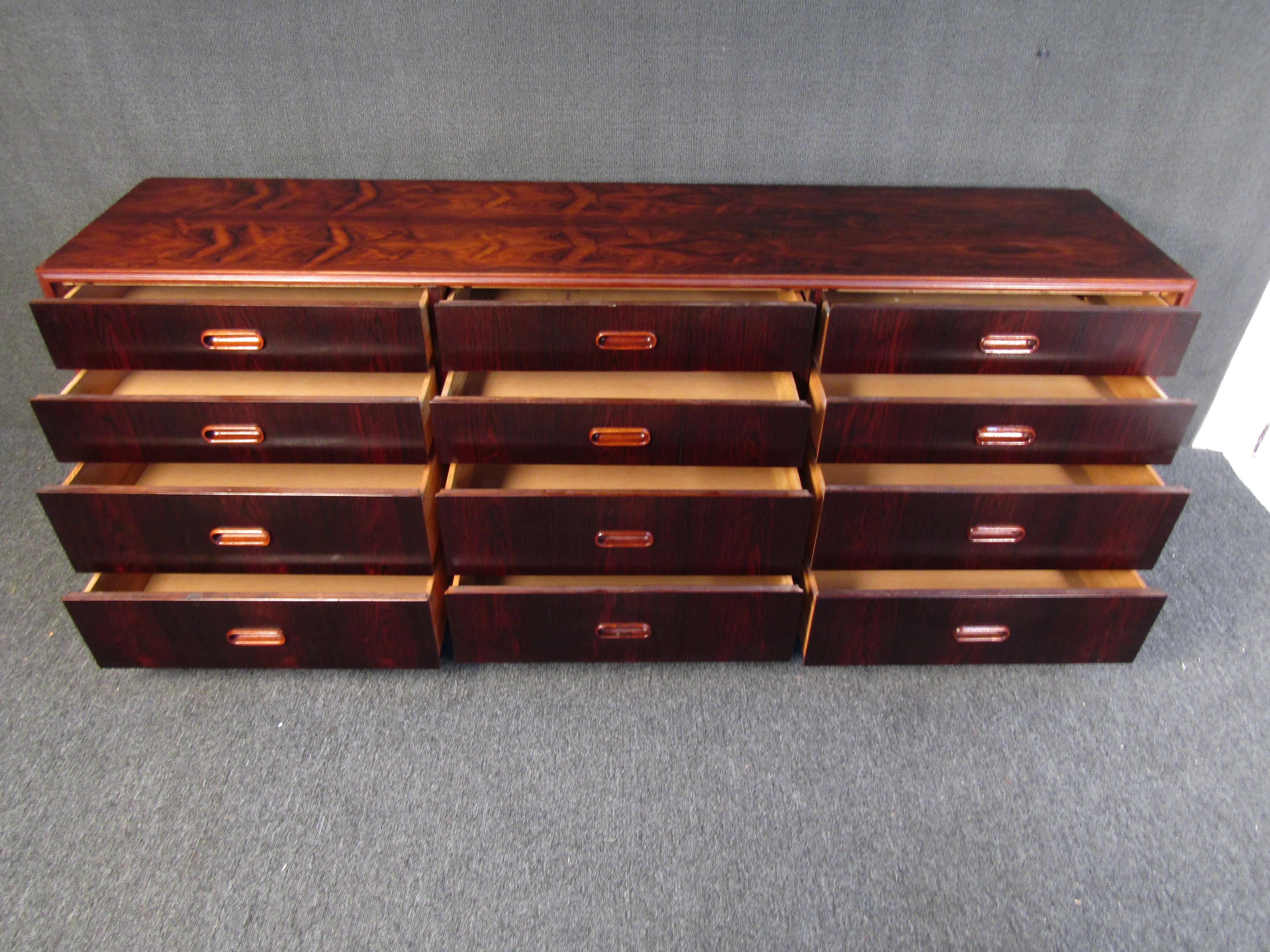 Mid-Century Modern Rosewood Dresser For Sale 5