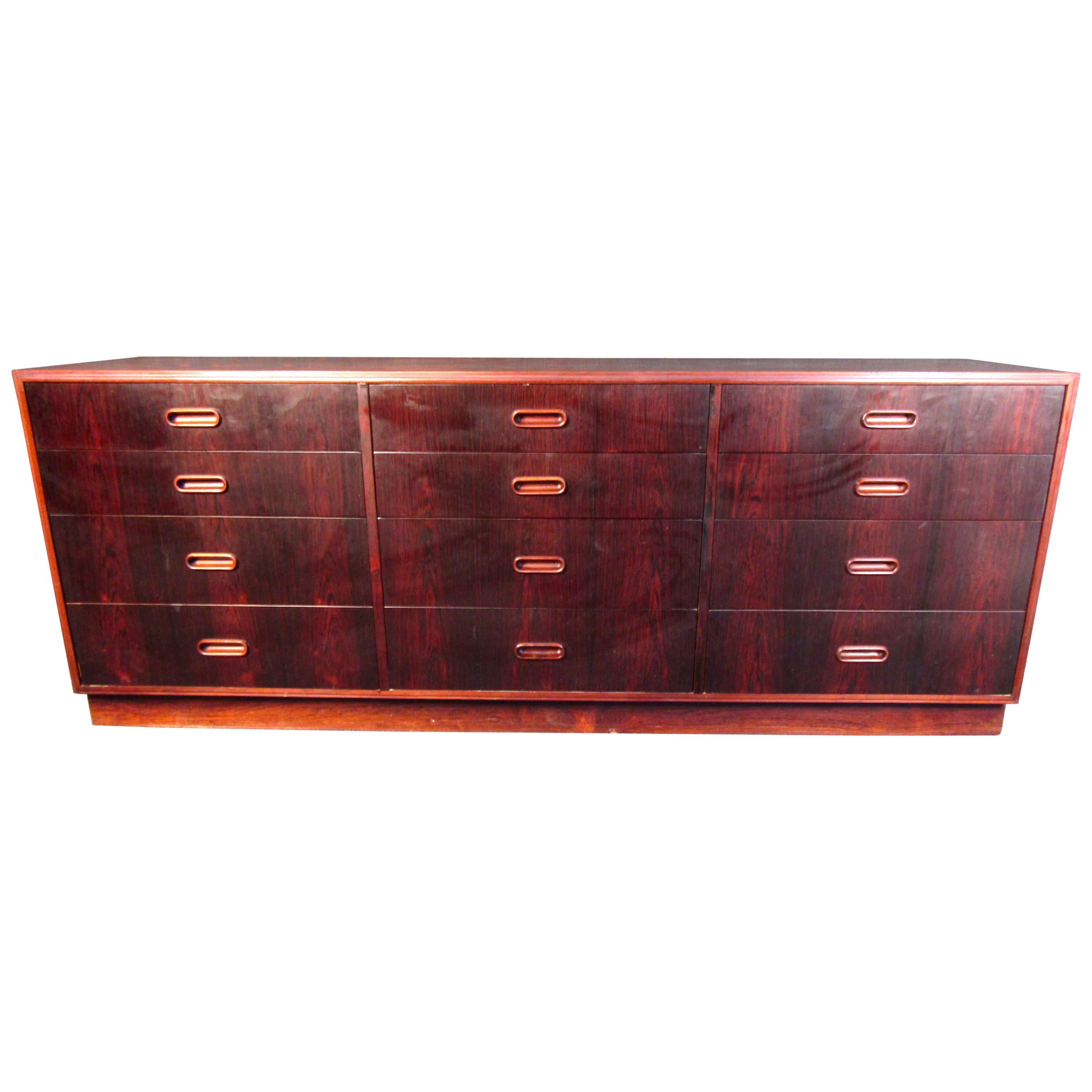 MidCentury Modern Rosewood Long 11 Drawer Dresser For Sale at 1stDibs
