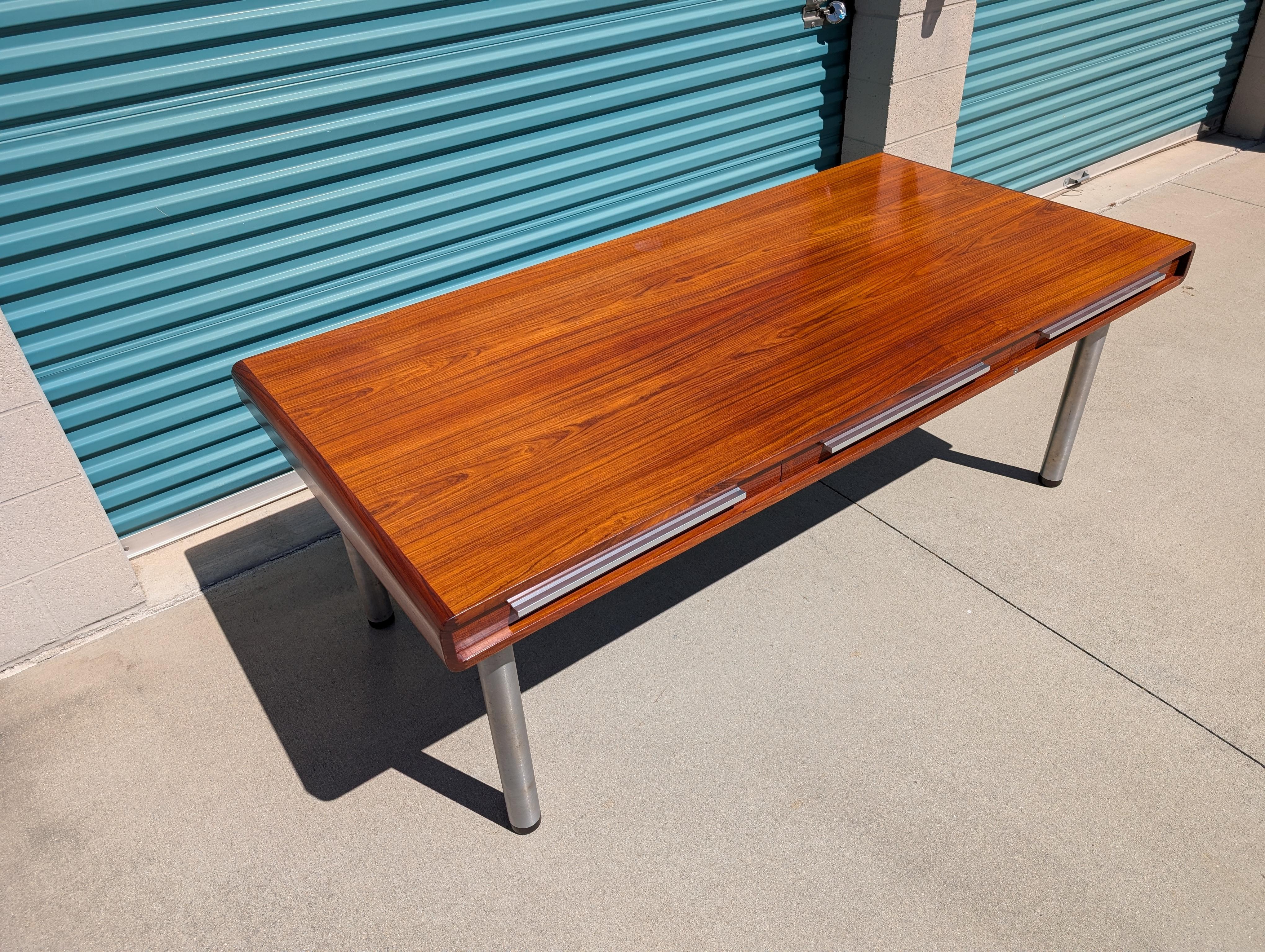 Danese Scrivania direzionale in palissandro del Mid Century Modern di Dyrlund, anni '70 ca. in vendita