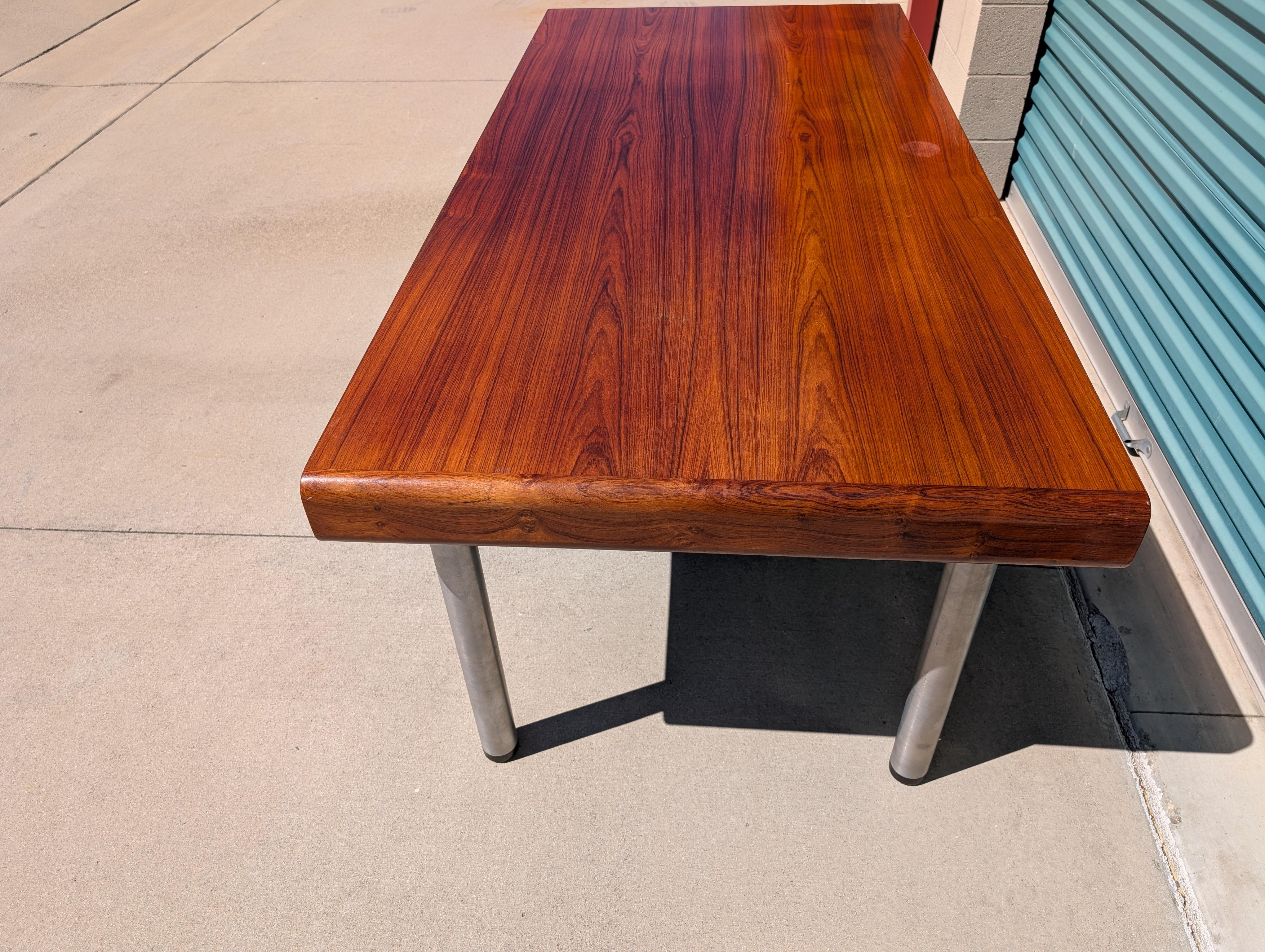 Scrivania direzionale in palissandro del Mid Century Modern di Dyrlund, anni '70 ca. In condizioni buone in vendita a Chino Hills, CA