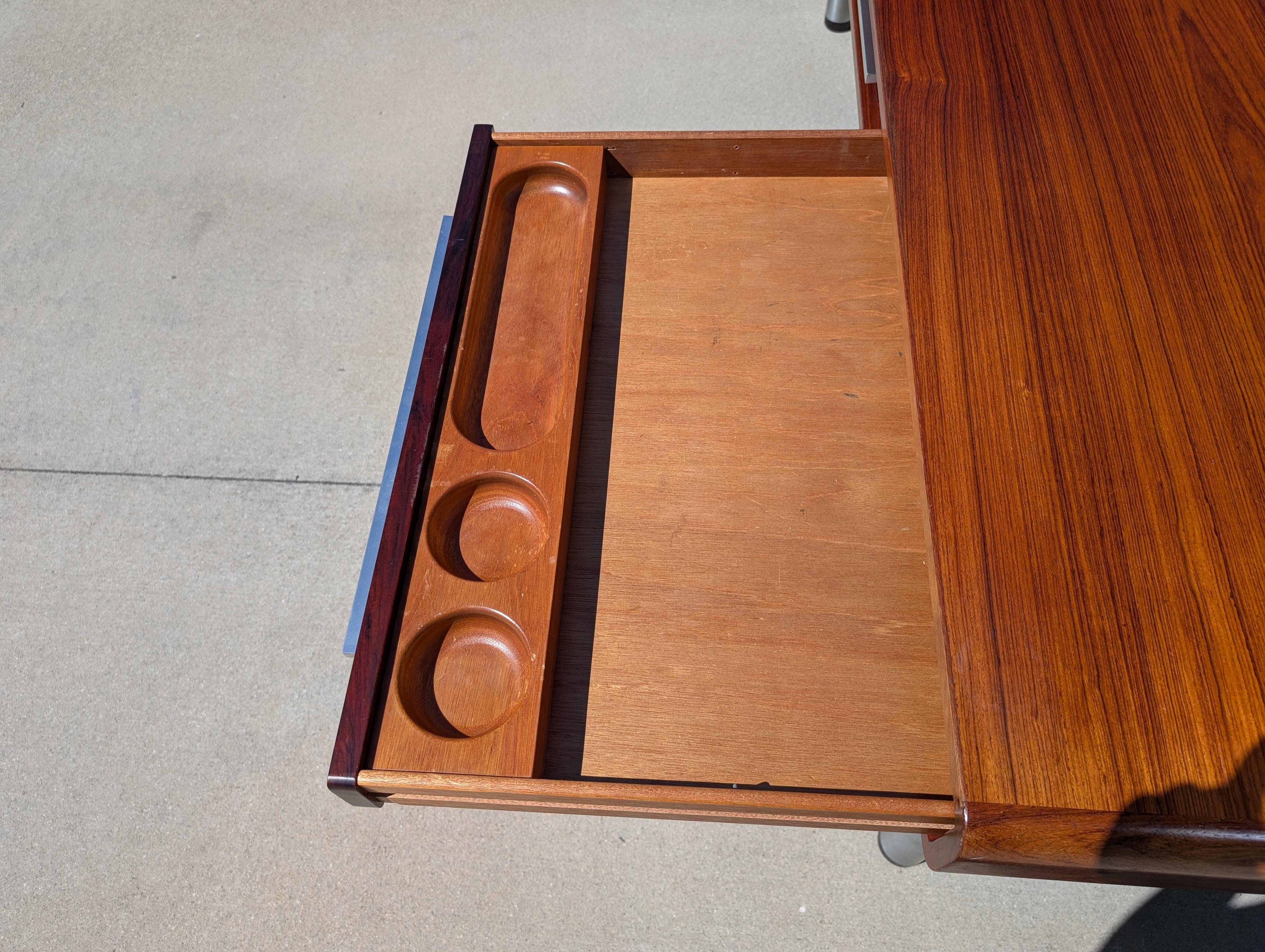 Scrivania direzionale in palissandro del Mid Century Modern di Dyrlund, anni '70 ca. in vendita 2