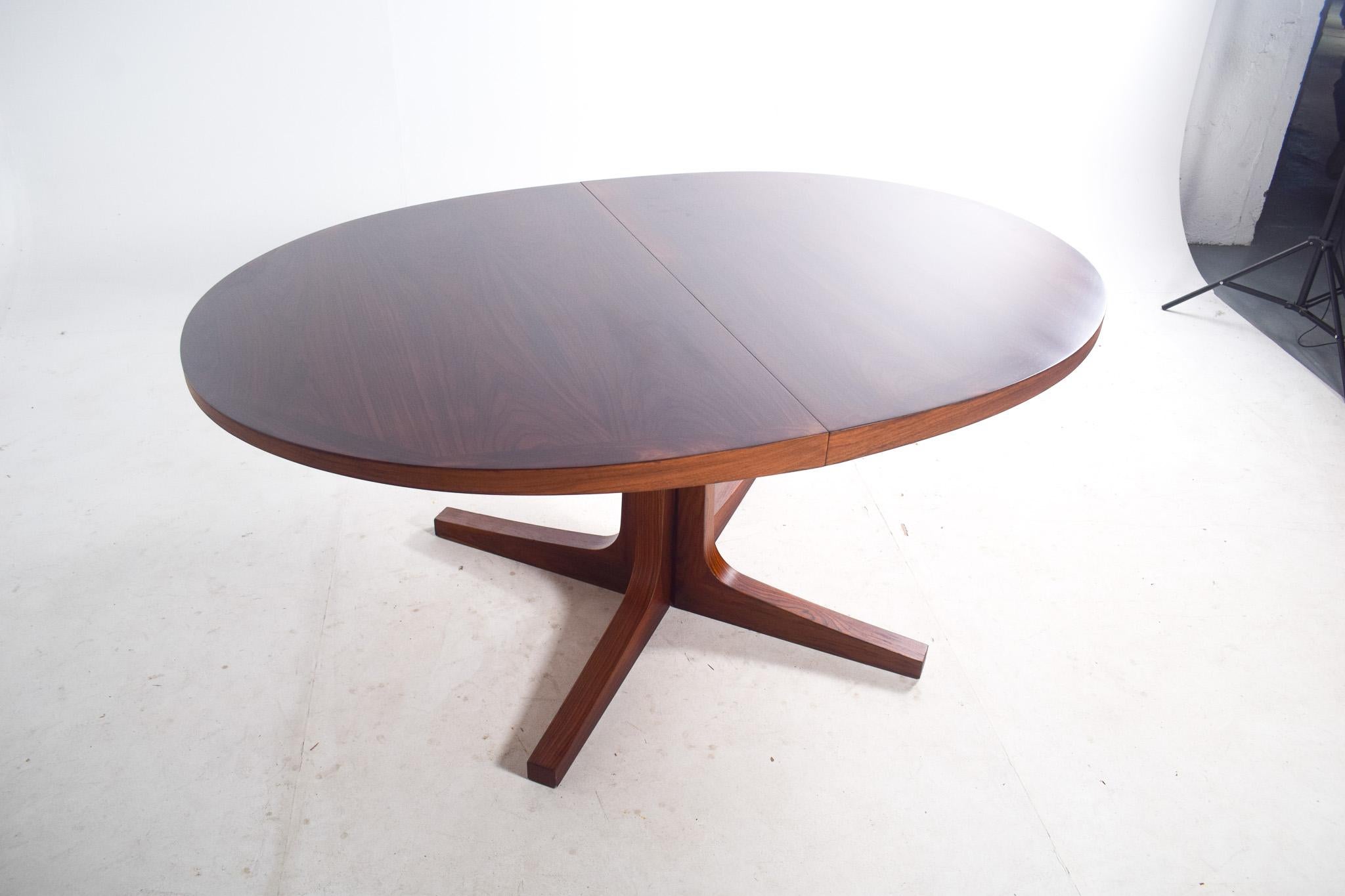 Mid-Century Modern Rosewood Extending Dining Table by Dyrlund 6