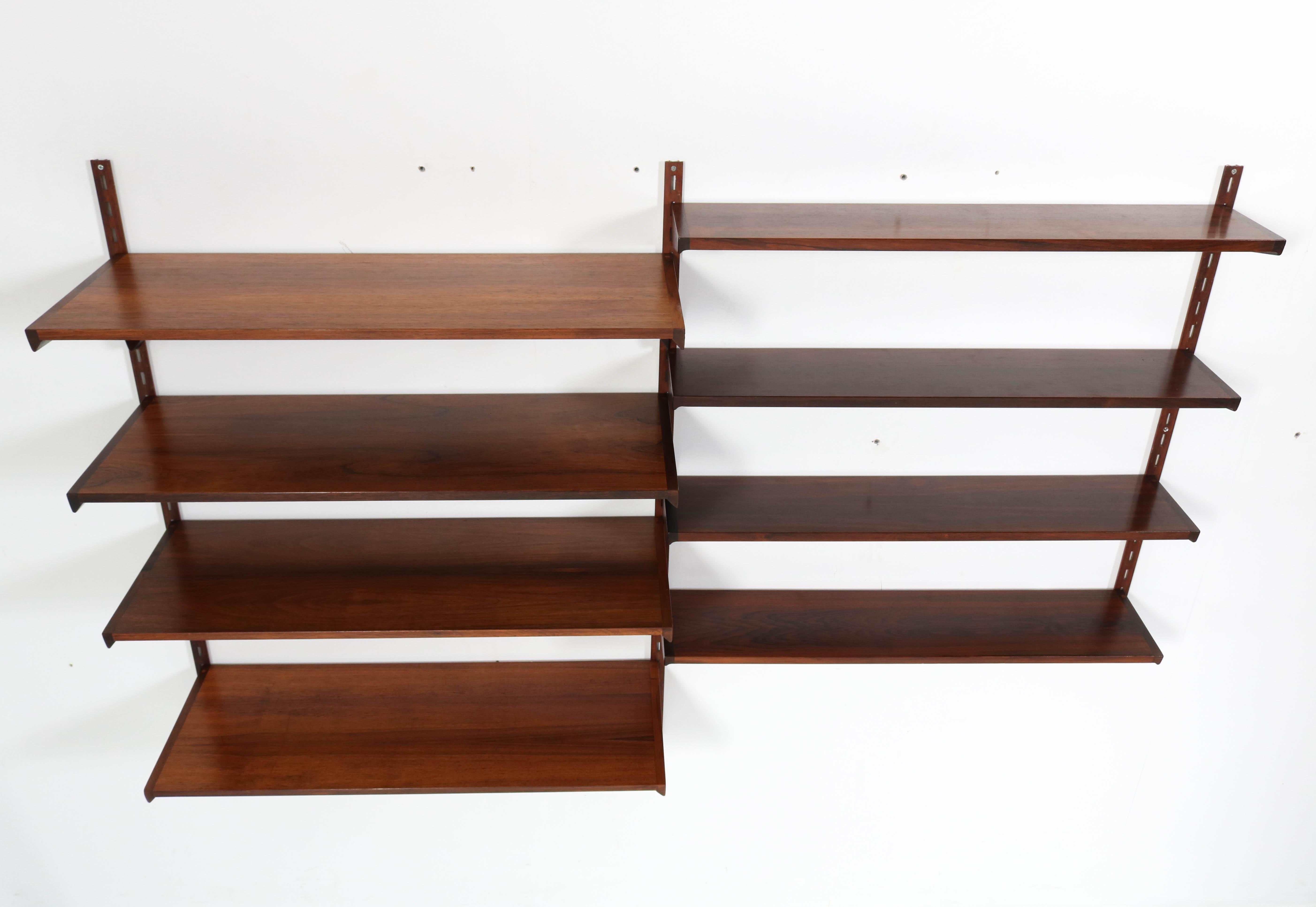 Magnificent Mid-Century Modern reolsystem shelving unit.
Design by Kai Kristiansen for Feldballes Møbelfabrik.
Striking Danish design from 1958.
This wall unit consists of:
Three metal/rosewood uprights.
Four rosewood shelves: 86 cm or 33.86