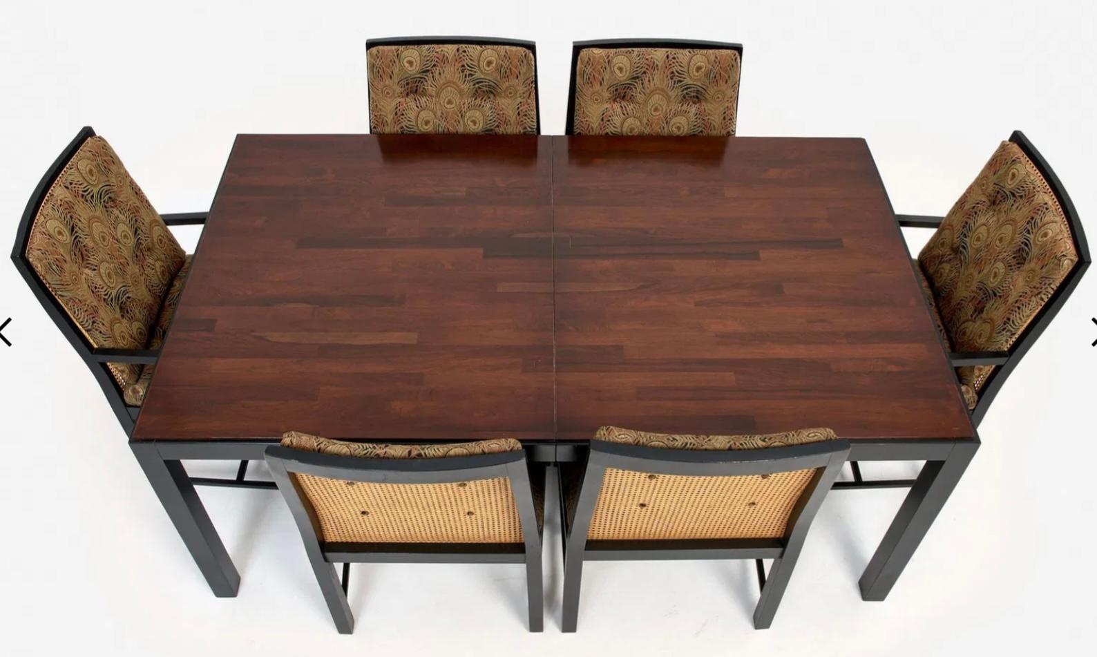 Si tratta di un eccellente set da pranzo in palissandro della metà del secolo scorso, progettato da Jack Cartwright per Founders Furniture Company. Il tavolo con piano in palissandro si apre a 108 pollici, mentre ogni foglia è di altri 20 pollici.
