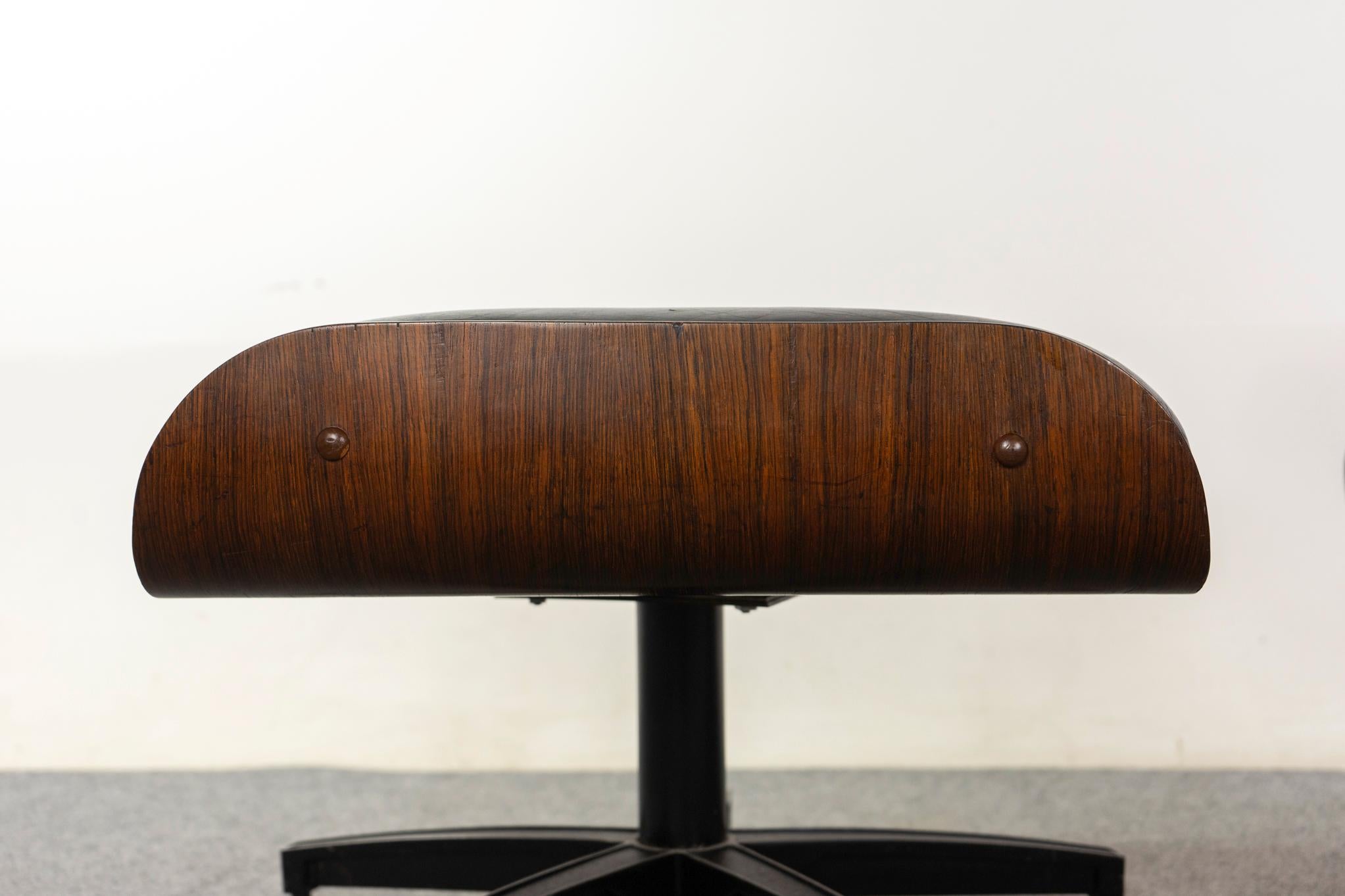 Moderner Loungesessel aus Palisander und Leder mit Hocker aus der Jahrhundertmitte im Angebot 3