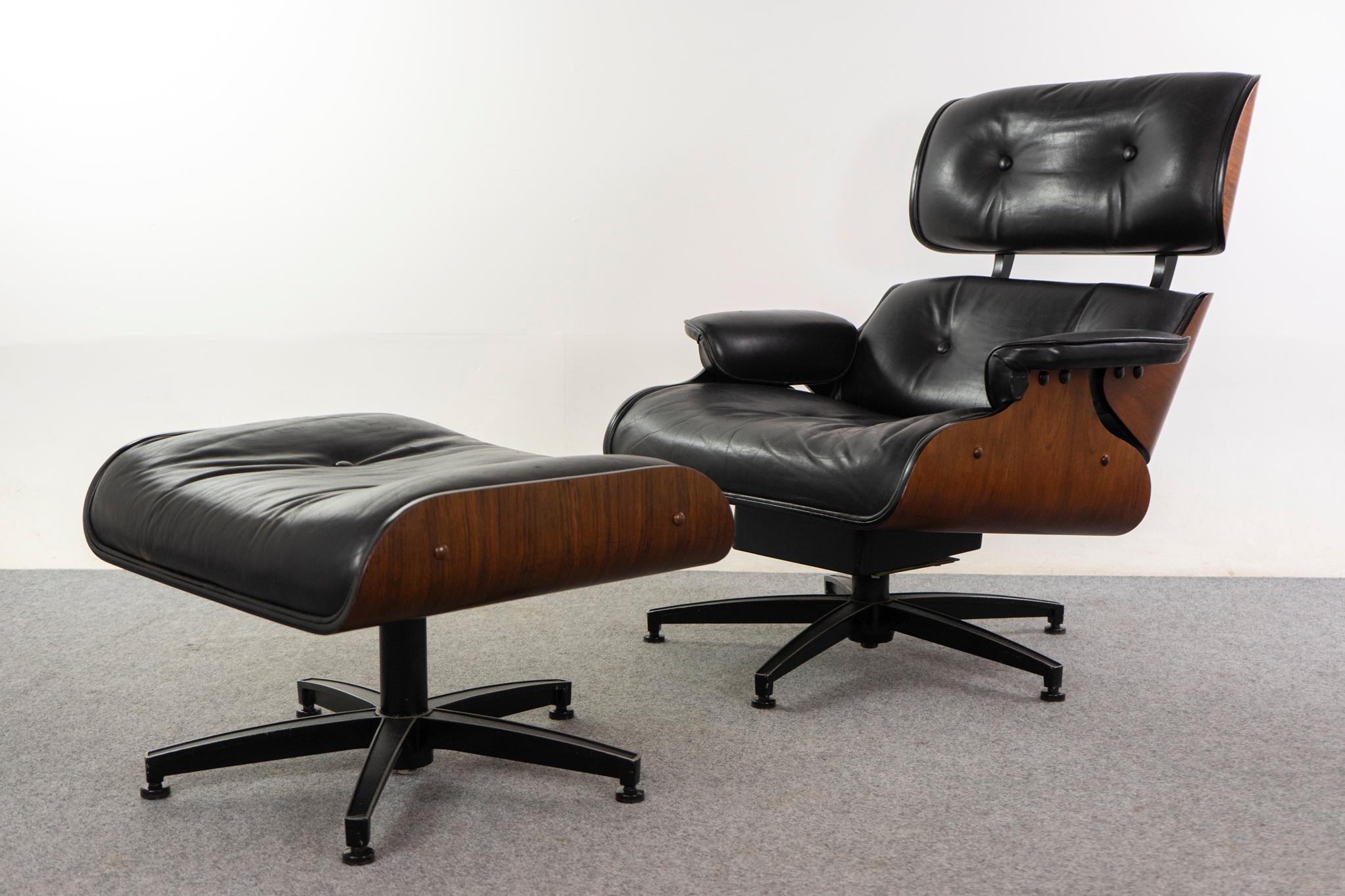 Drehbarer Loungesessel aus Palisander und Leder + Fußhocker, ca. 1970er Jahre. Geschwungener Rahmen aus Palisanderholz mit schöner Maserung. Originaler tiefschwarzer, getufteter Lederbezug mit Knöpfen, leichte Gebrauchsspuren. Unübertroffener