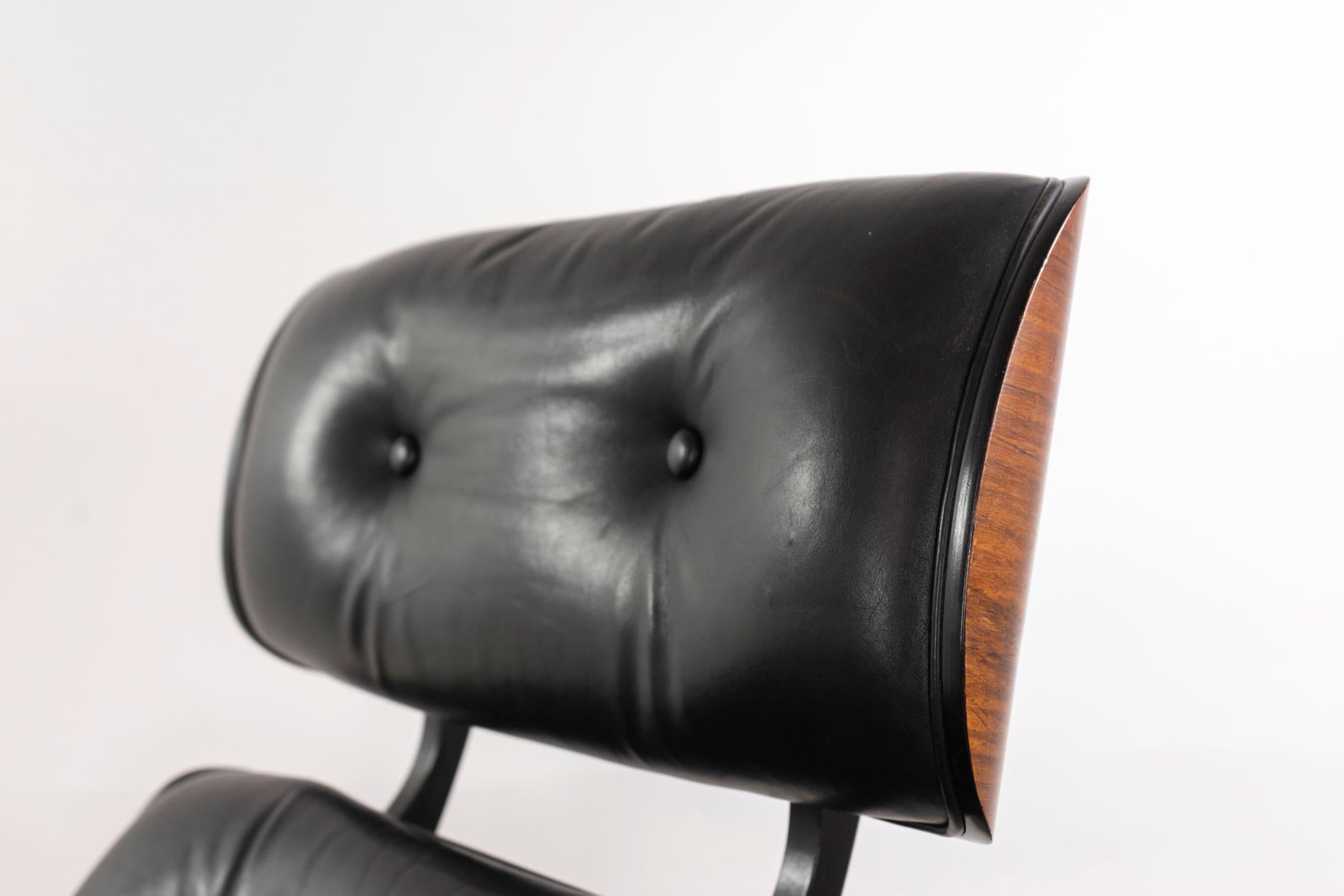 Moderner Loungesessel aus Palisander und Leder mit Hocker aus der Jahrhundertmitte (Skandinavische Moderne) im Angebot