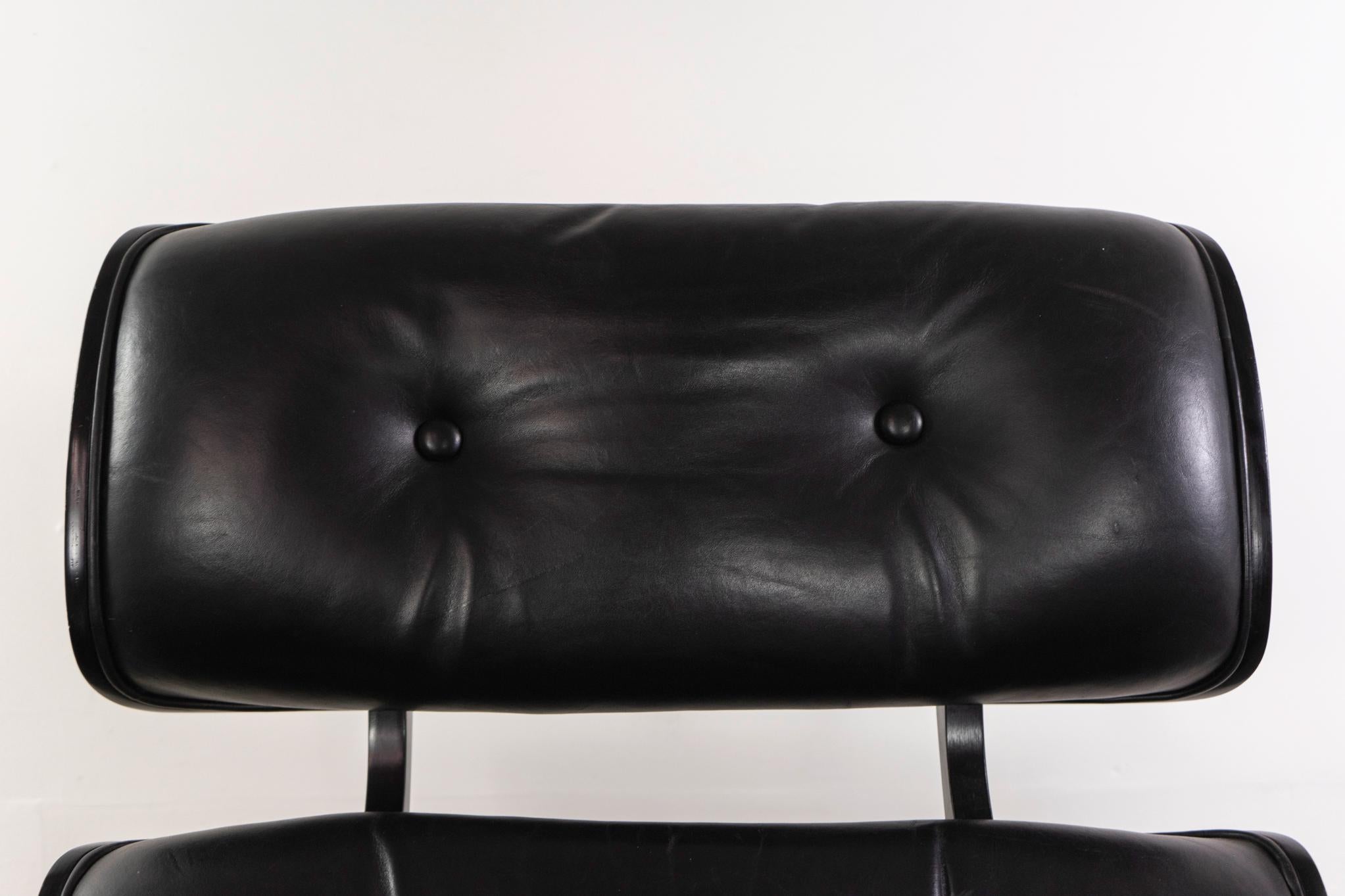 Moderner Loungesessel aus Palisander und Leder mit Hocker aus der Jahrhundertmitte (Furnier) im Angebot