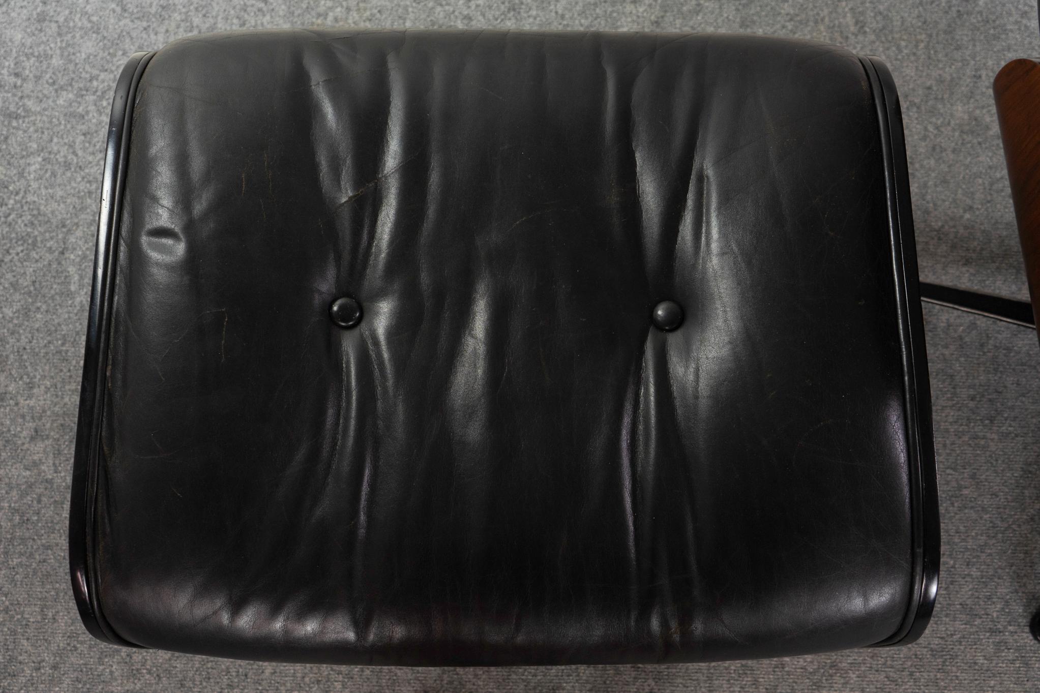 Moderner Loungesessel aus Palisander und Leder mit Hocker aus der Jahrhundertmitte (Mitte des 20. Jahrhunderts) im Angebot