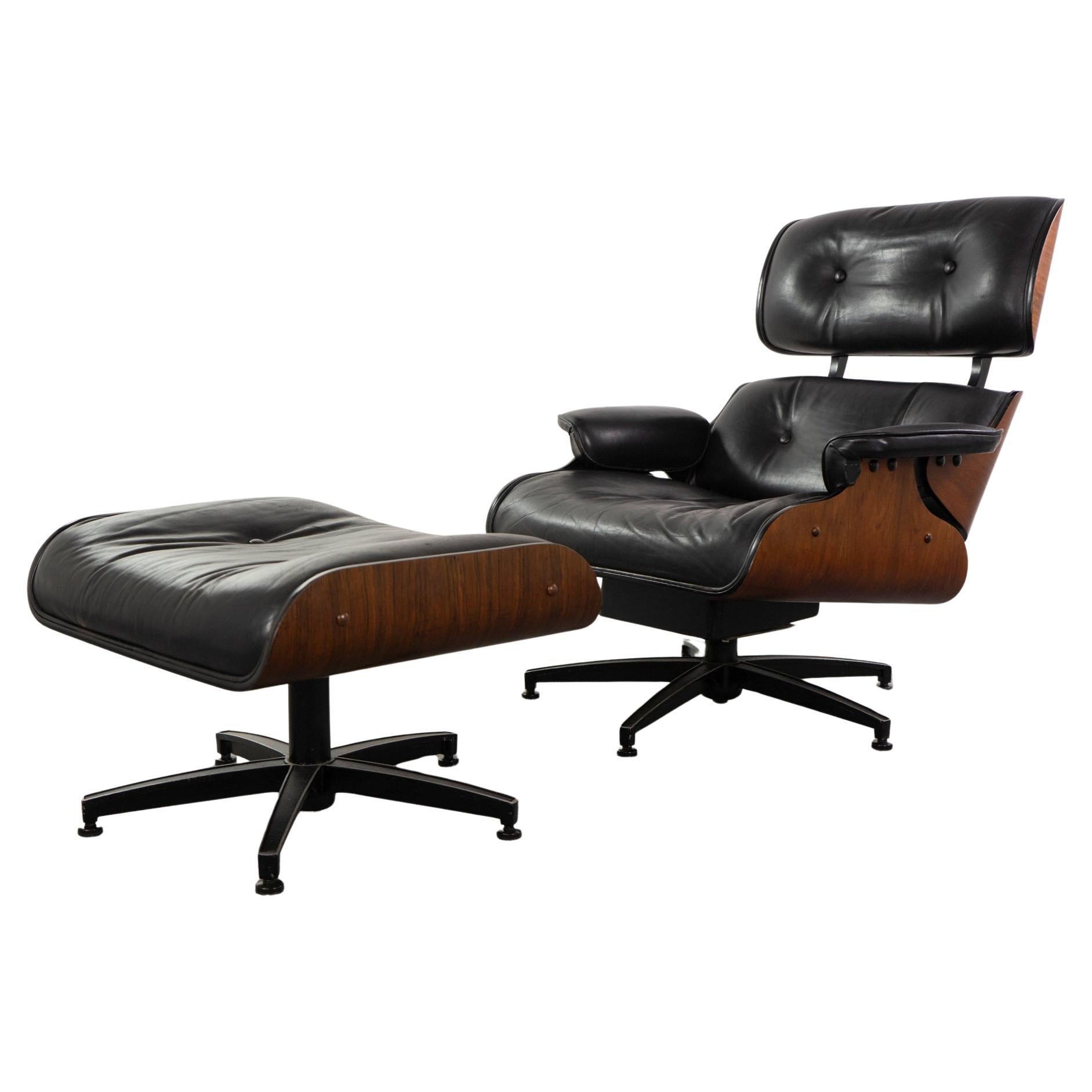 Moderner Loungesessel aus Palisander und Leder mit Hocker aus der Jahrhundertmitte im Angebot