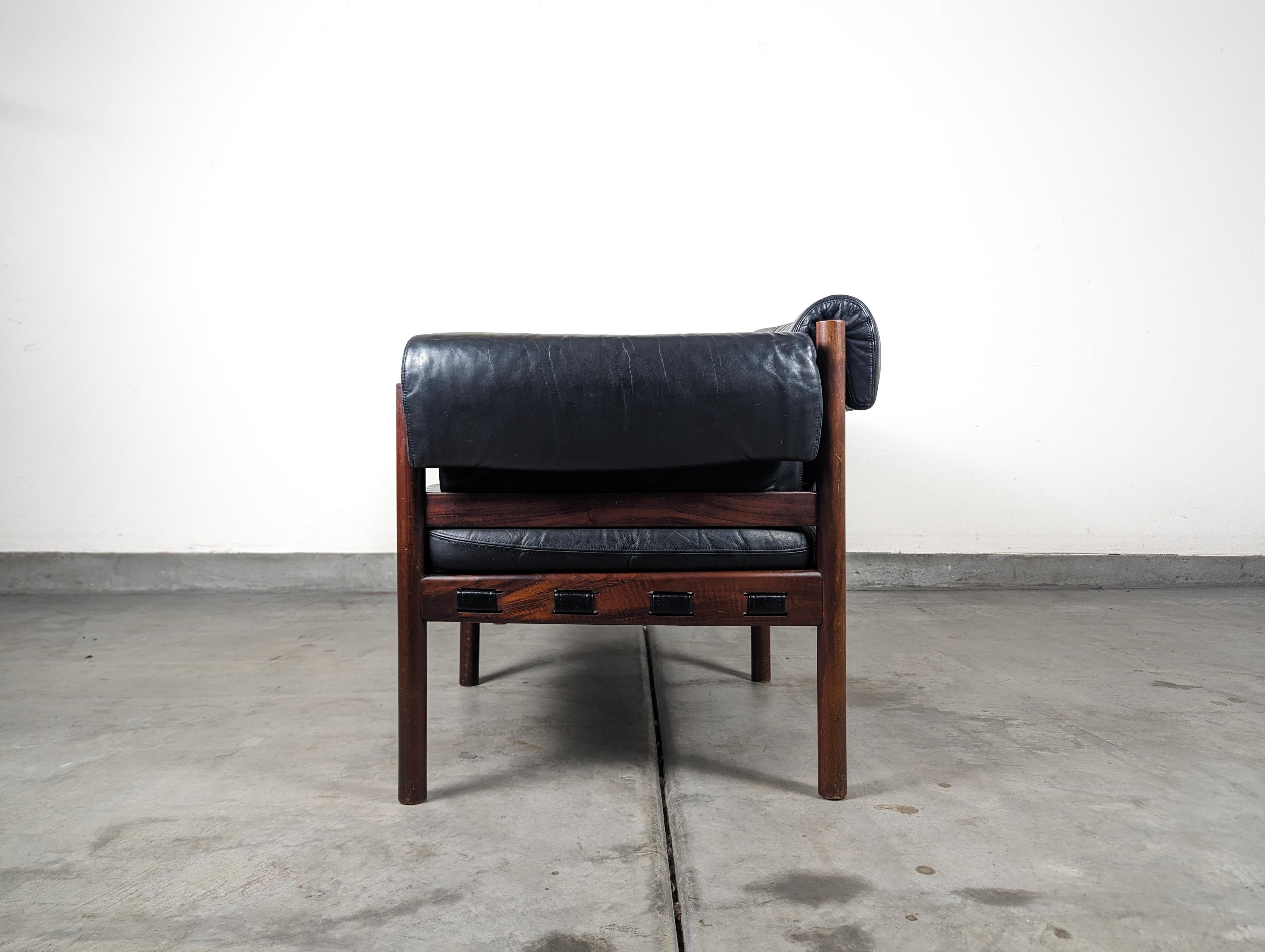 Causeuse en cuir et palissandre, Arne Norells, c1960s, The Moderns Bon état - En vente à Chino Hills, CA