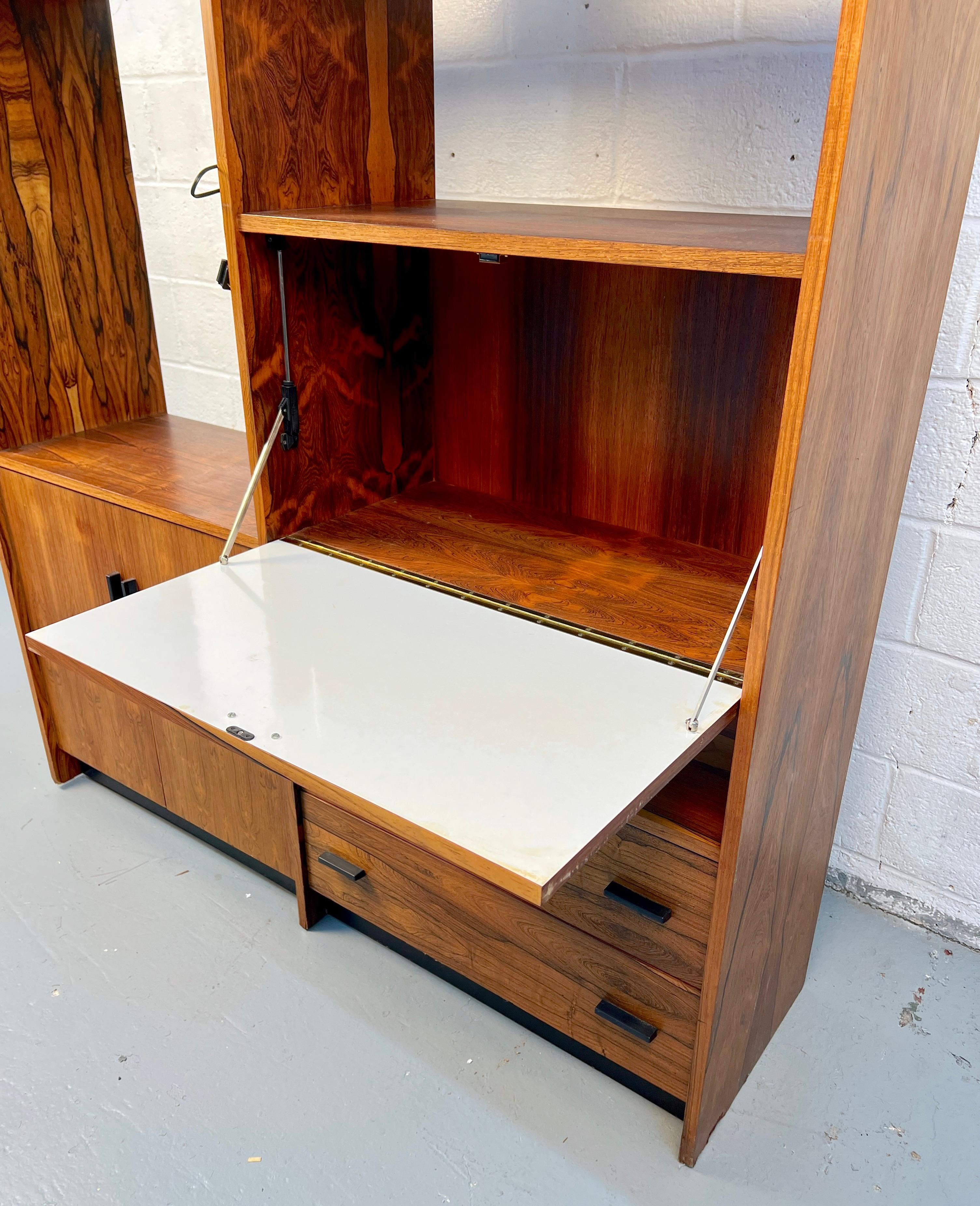 Centro multimediale in legno di palissandro moderno di metà secolo in vendita 7