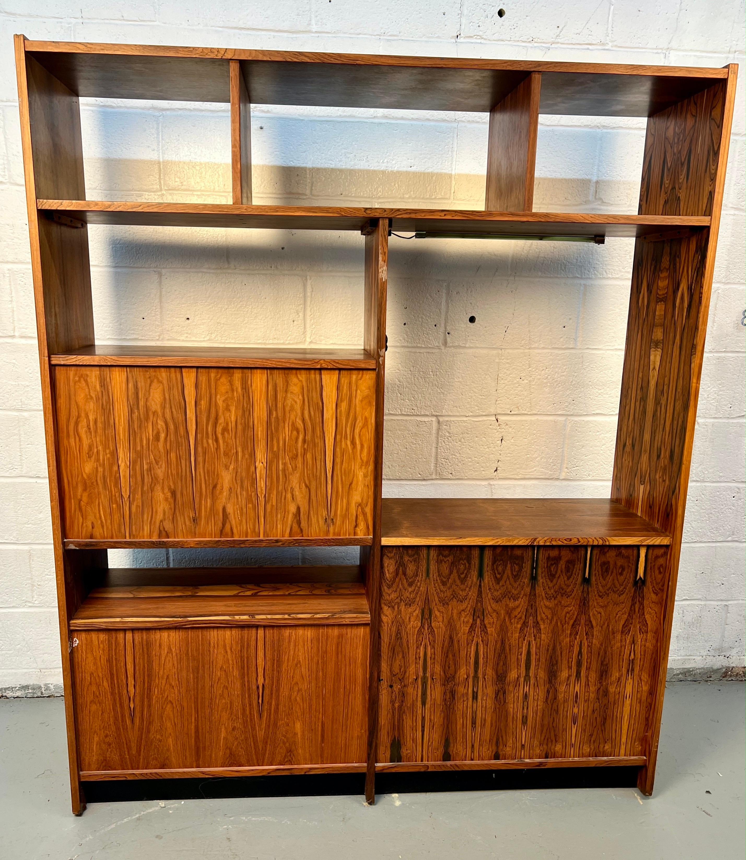 Centro multimediale in legno di palissandro moderno di metà secolo in vendita 8