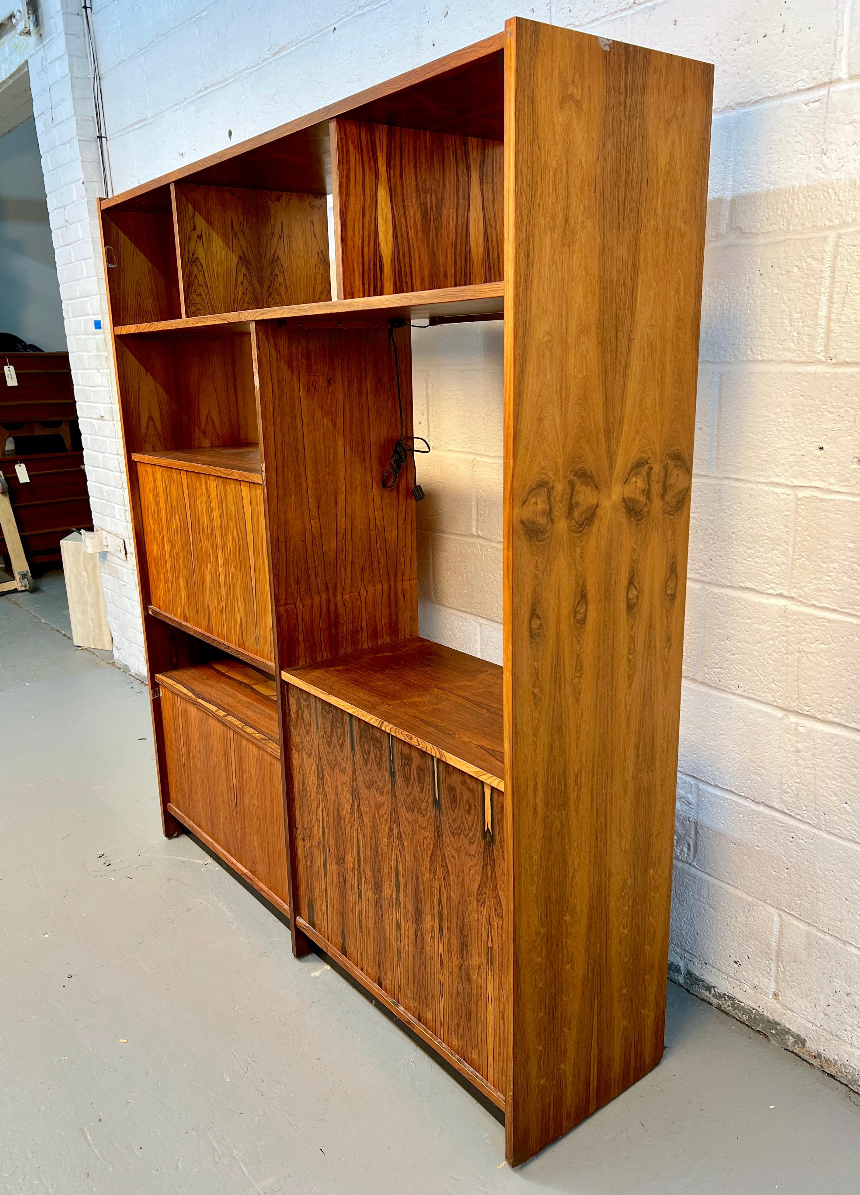 Centro multimediale in legno di palissandro moderno di metà secolo in vendita 9