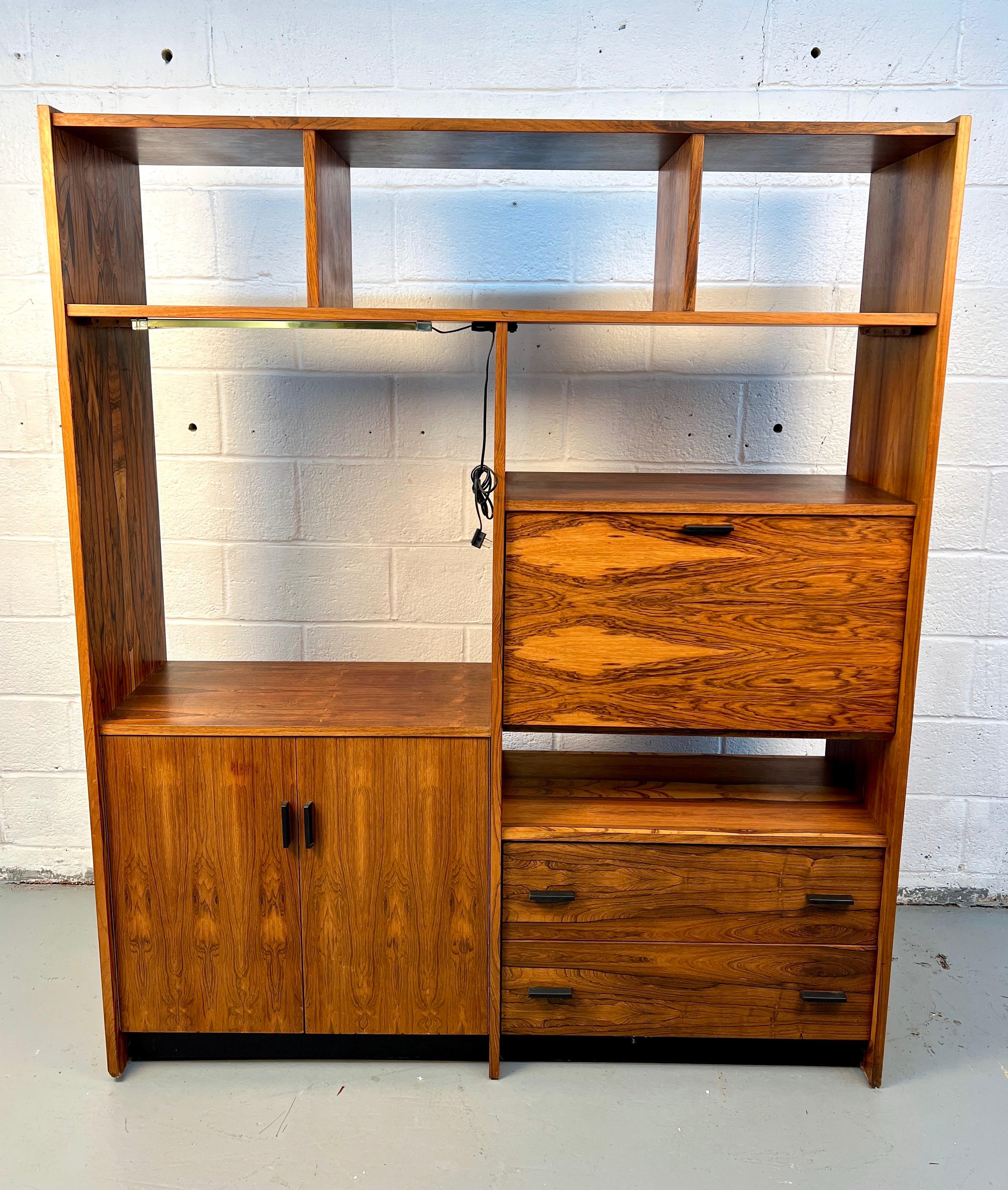 Elegante centro multimediale moderno di metà secolo realizzato in legno di palissandro dalla ricca venatura. Presenta linee pulite, ampi cassetti e un design elegante e funzionale che combina stile e praticità, perfetto per qualsiasi spazio