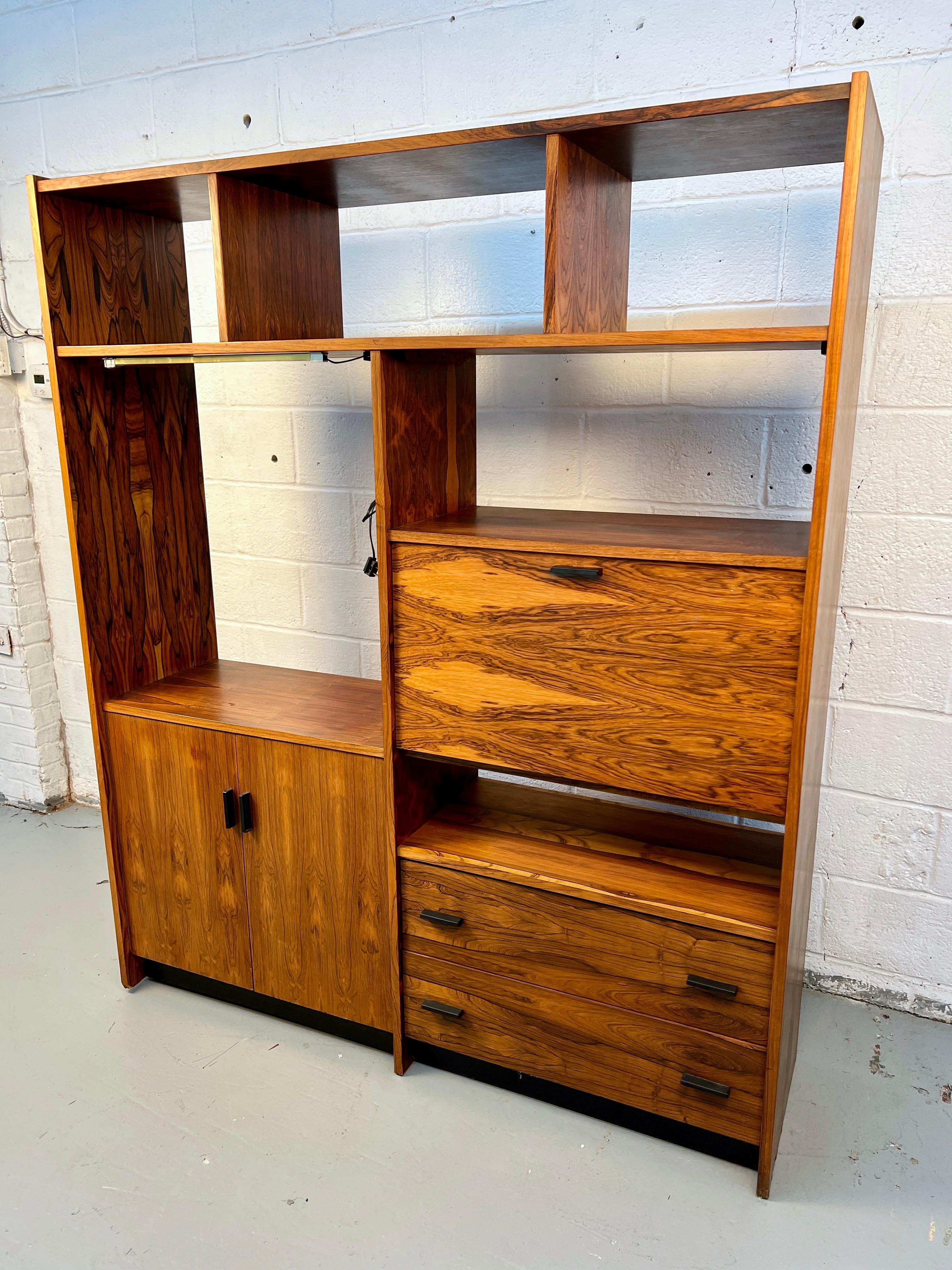 Mid-Century moderno Centro multimediale in legno di palissandro moderno di metà secolo in vendita