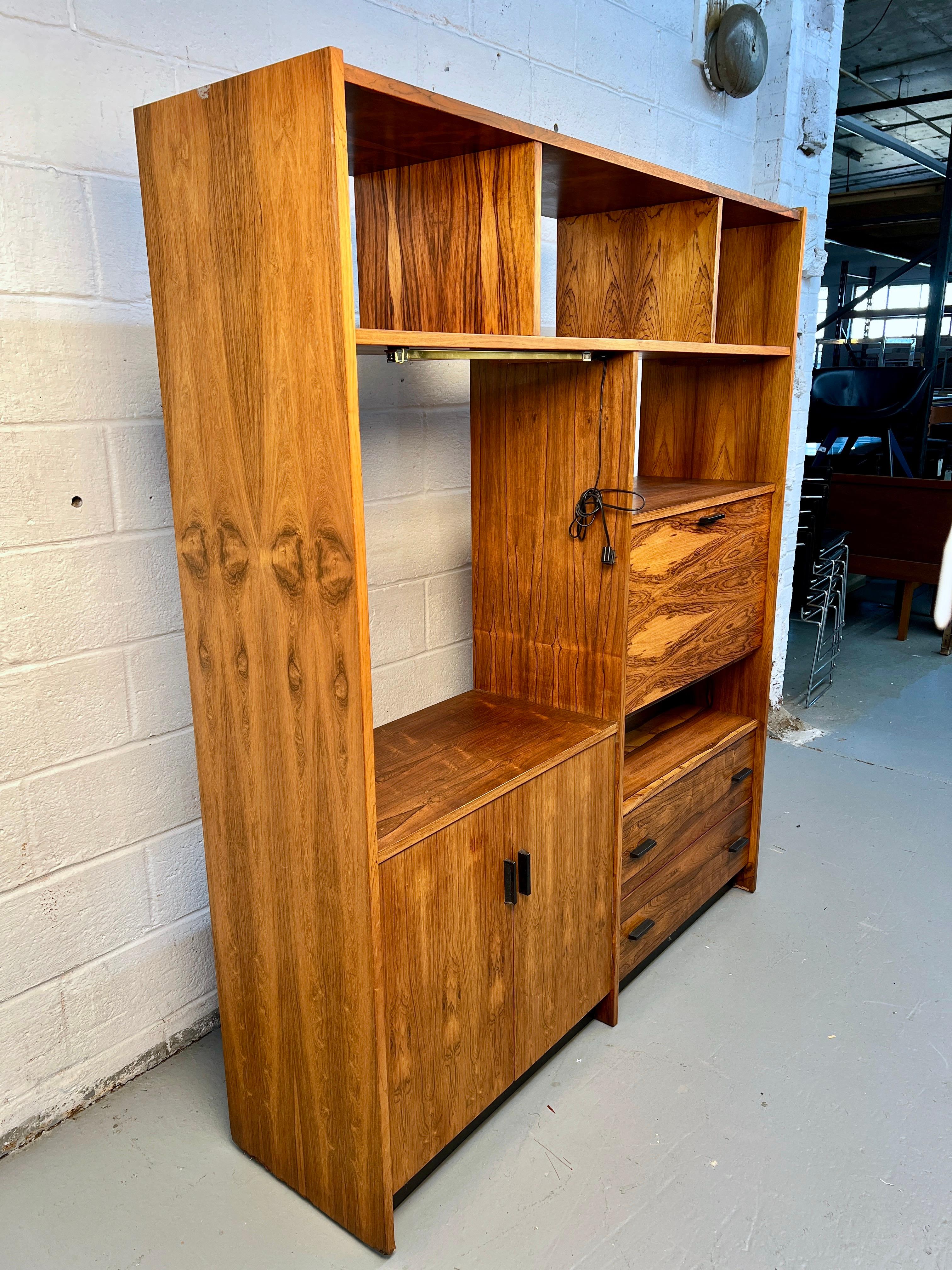 Centro multimediale in legno di palissandro moderno di metà secolo In condizioni buone in vendita a Brooklyn, NY