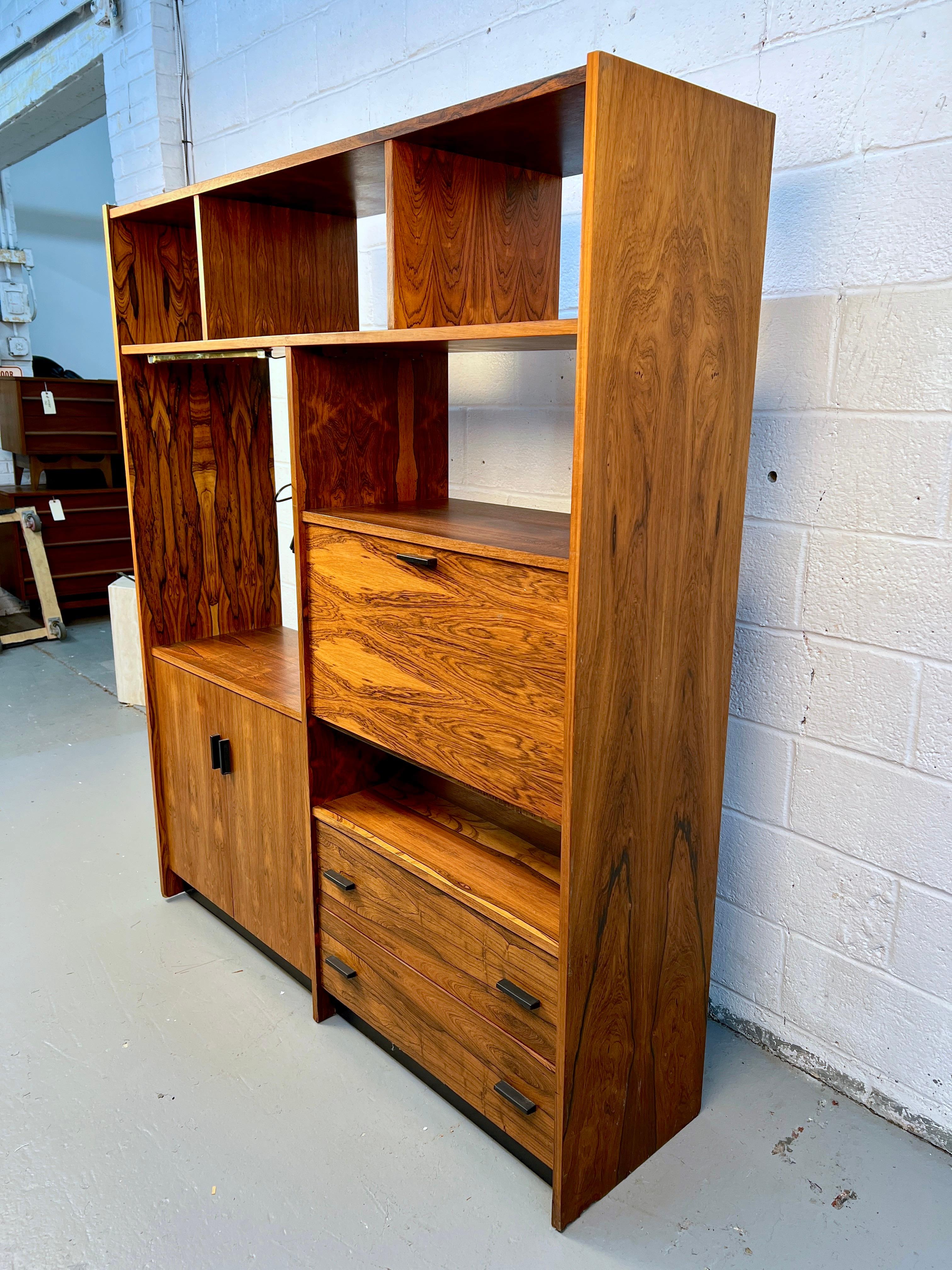 XX secolo Centro multimediale in legno di palissandro moderno di metà secolo in vendita