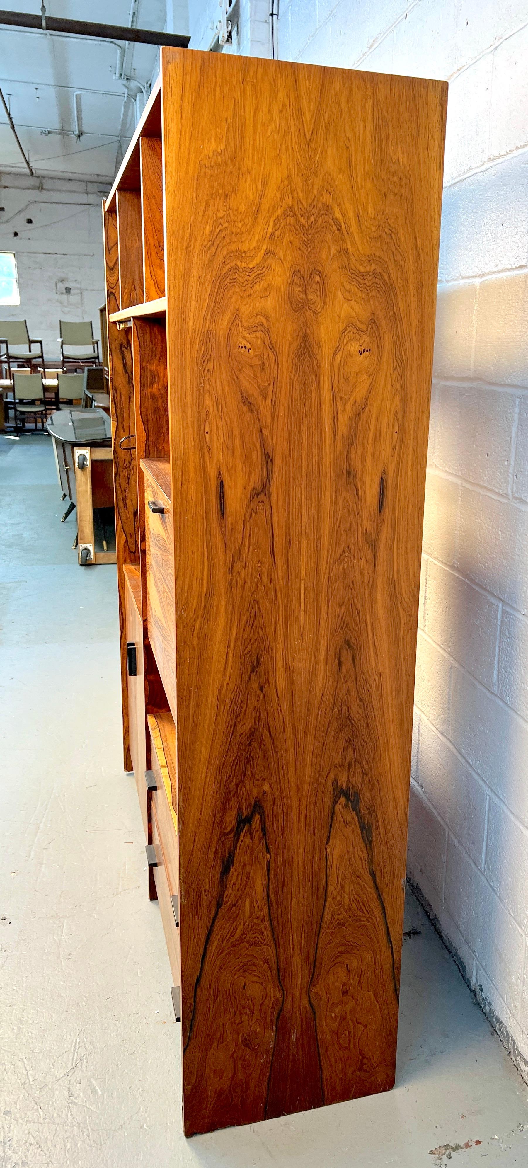 Palissandro Centro multimediale in legno di palissandro moderno di metà secolo in vendita