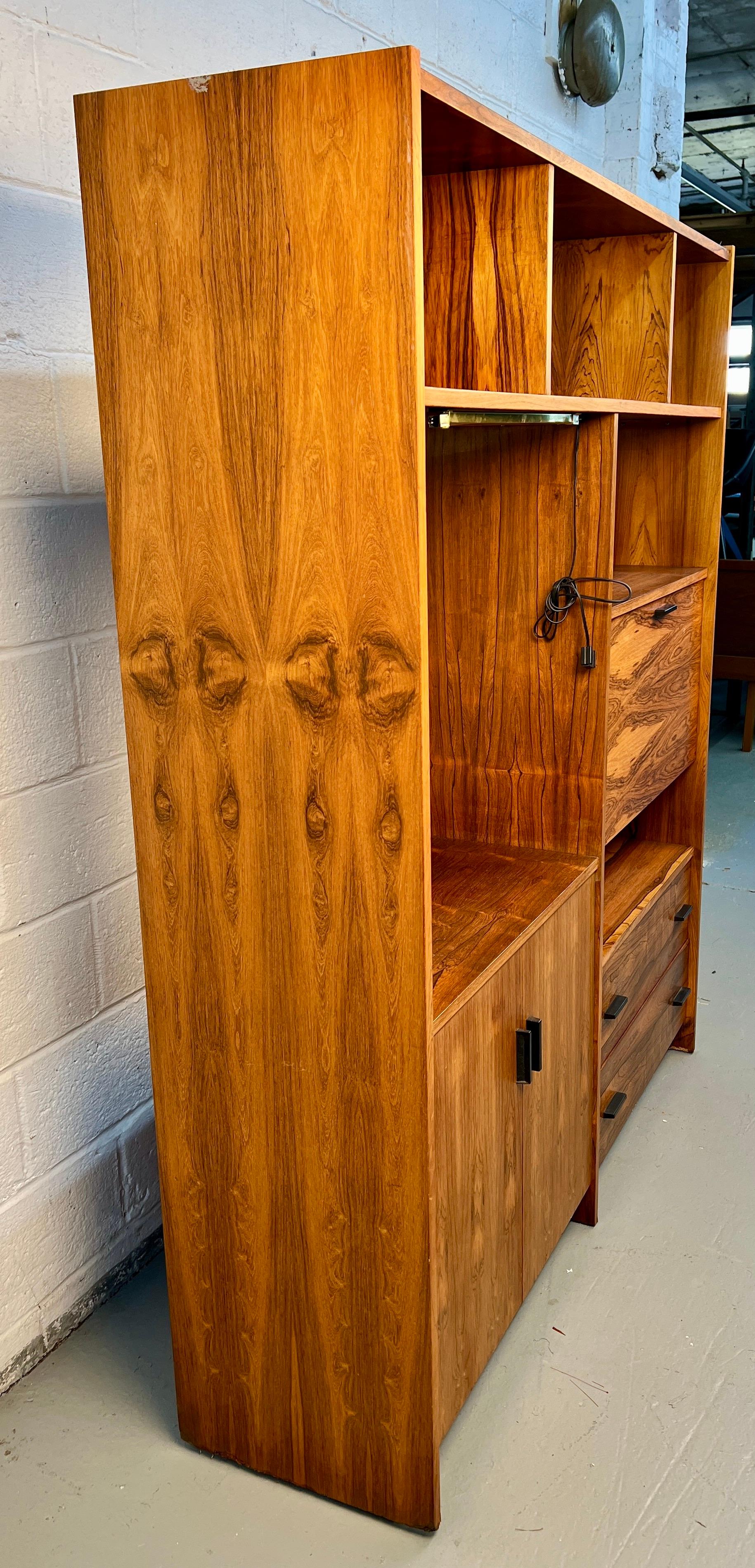 Centro multimediale in legno di palissandro moderno di metà secolo in vendita 1