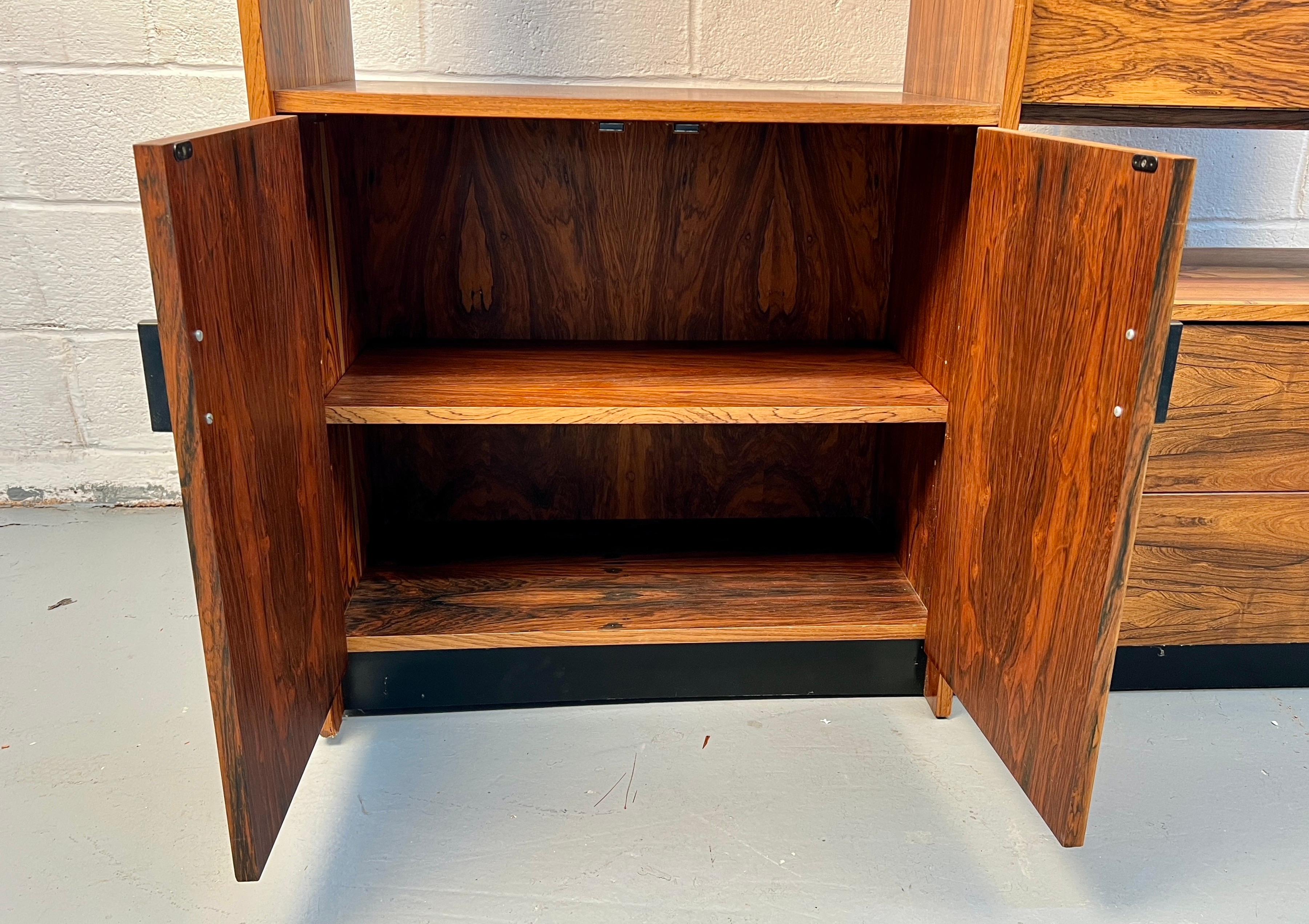 Centro multimediale in legno di palissandro moderno di metà secolo in vendita 2