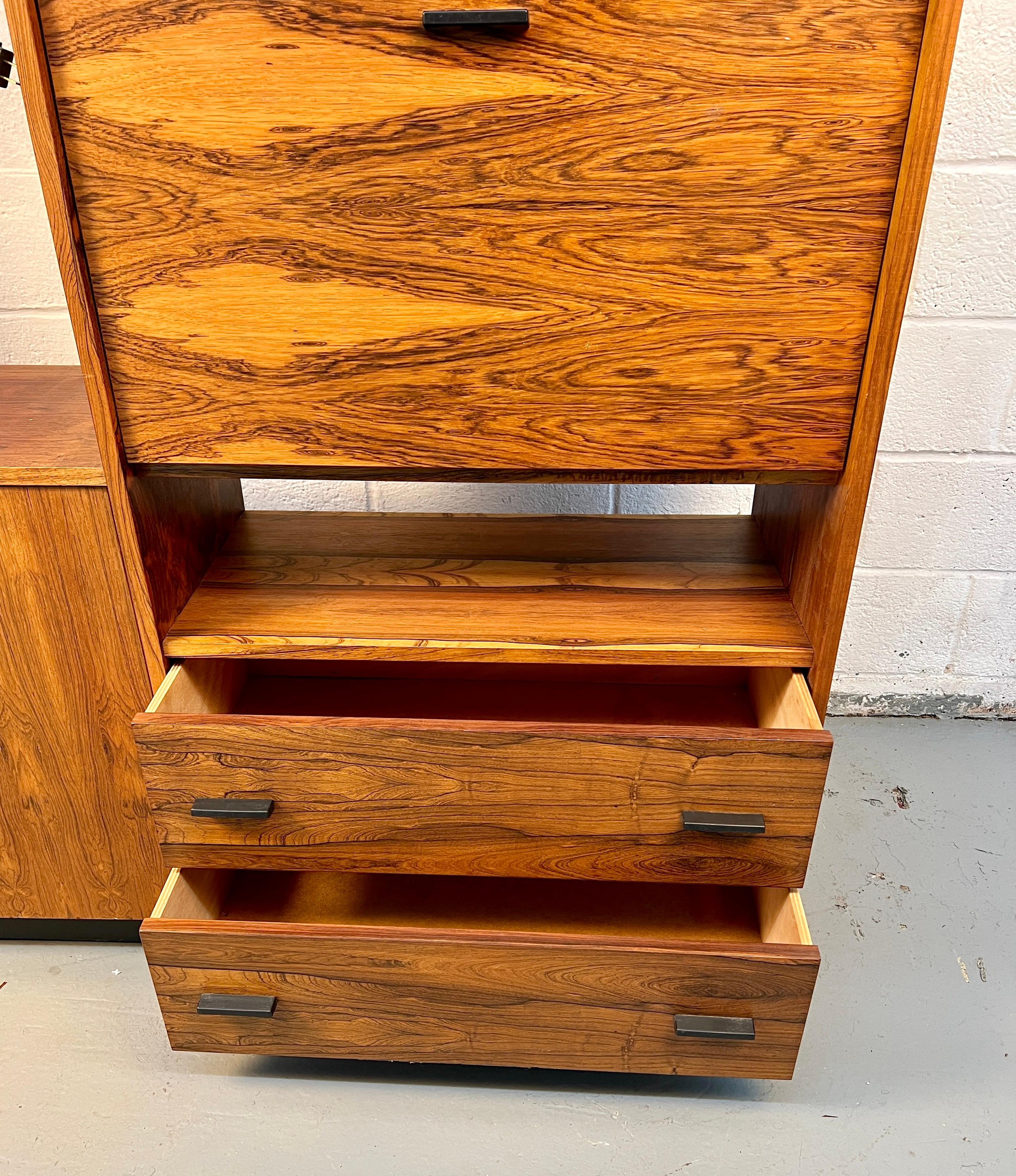 Centro multimediale in legno di palissandro moderno di metà secolo in vendita 3