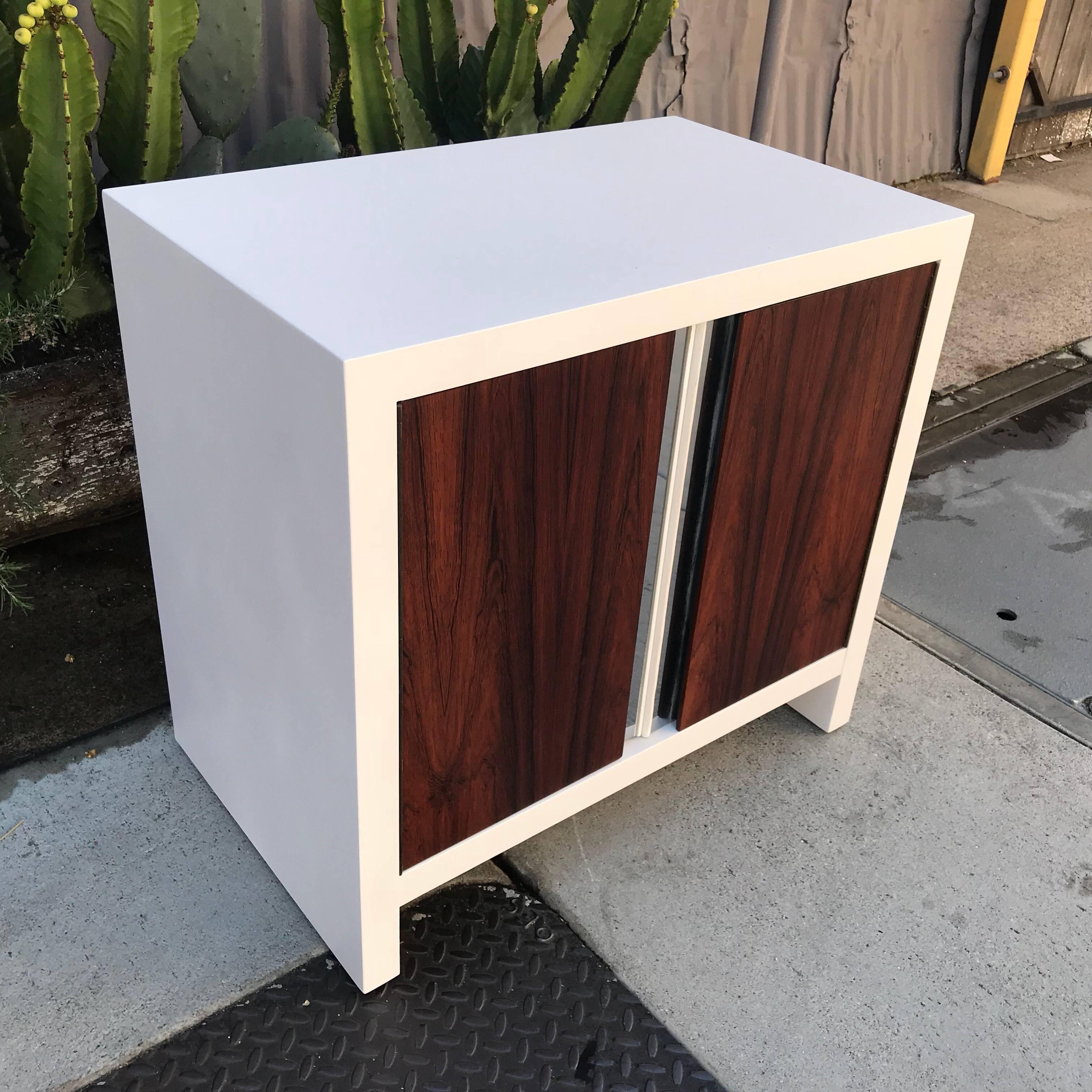 For your consideration a single nightstand with rosewood doors.
The USA circa 1960s, after Glenn of California. Unmarked.
Dimensions: 24