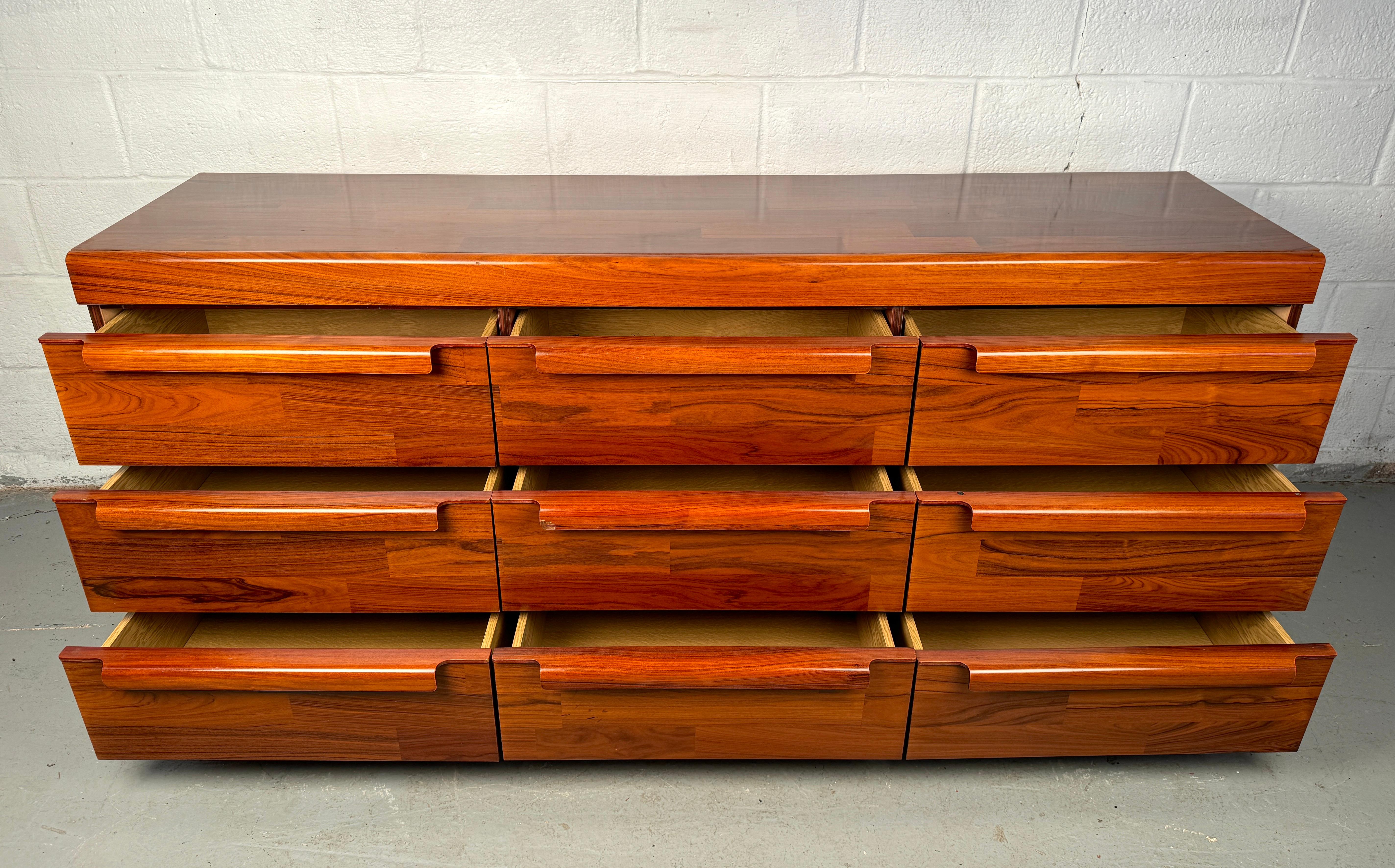 Comò a nove cassetti in legno di palissandro di epoca medio-novecentesca in vendita 4
