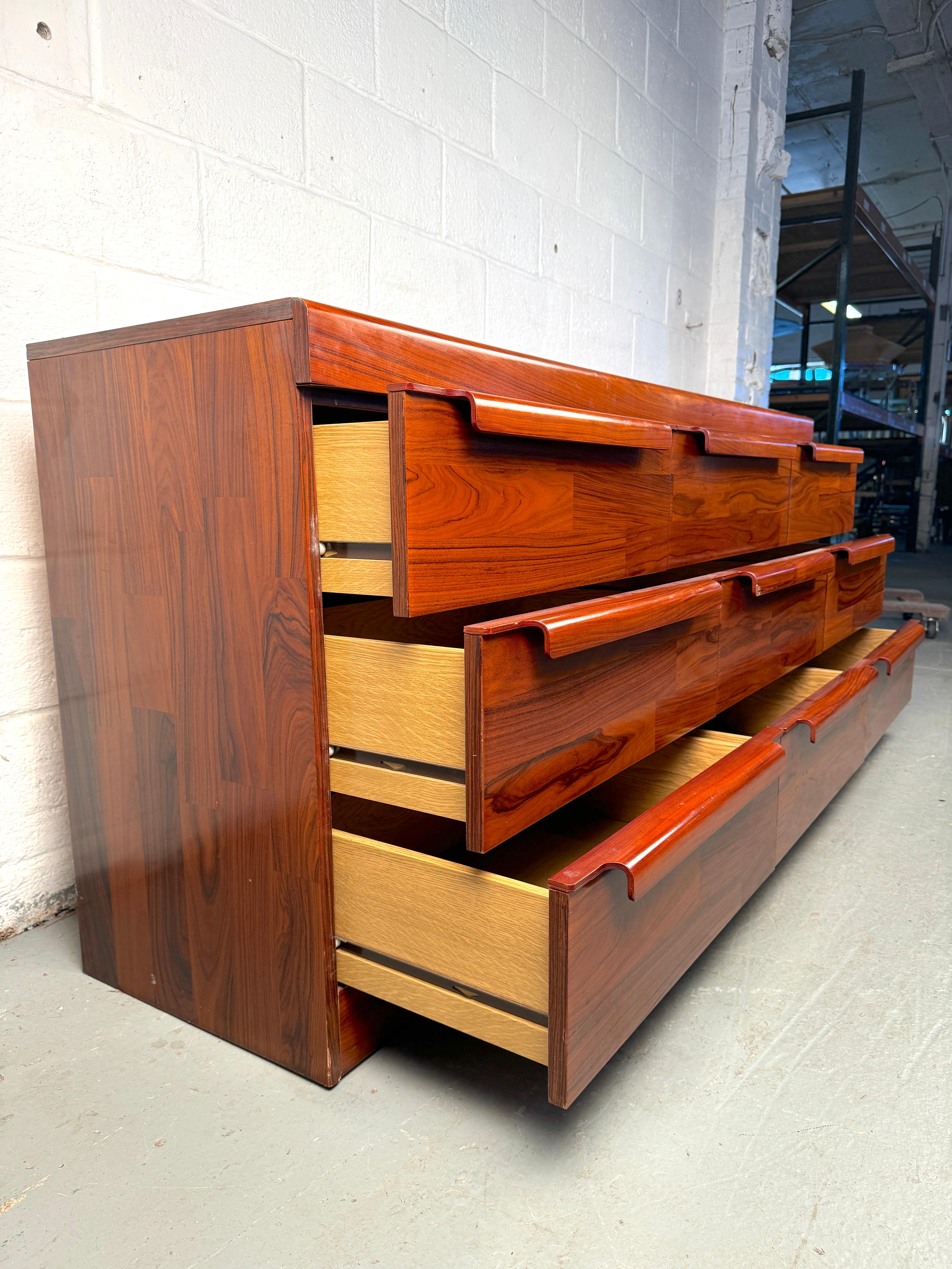 Comò a nove cassetti in legno di palissandro di epoca medio-novecentesca in vendita 5