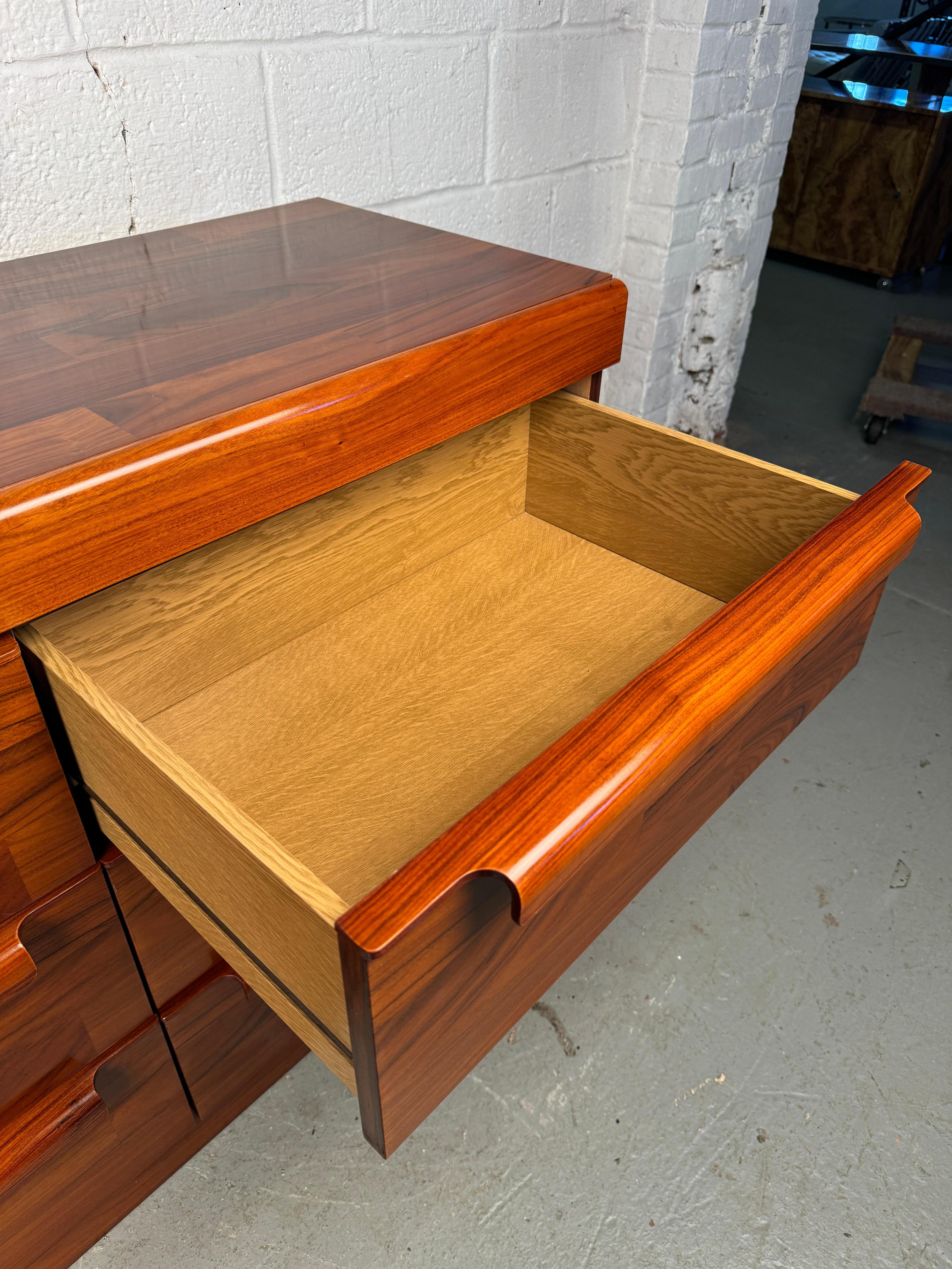 Comò a nove cassetti in legno di palissandro di epoca medio-novecentesca in vendita 6