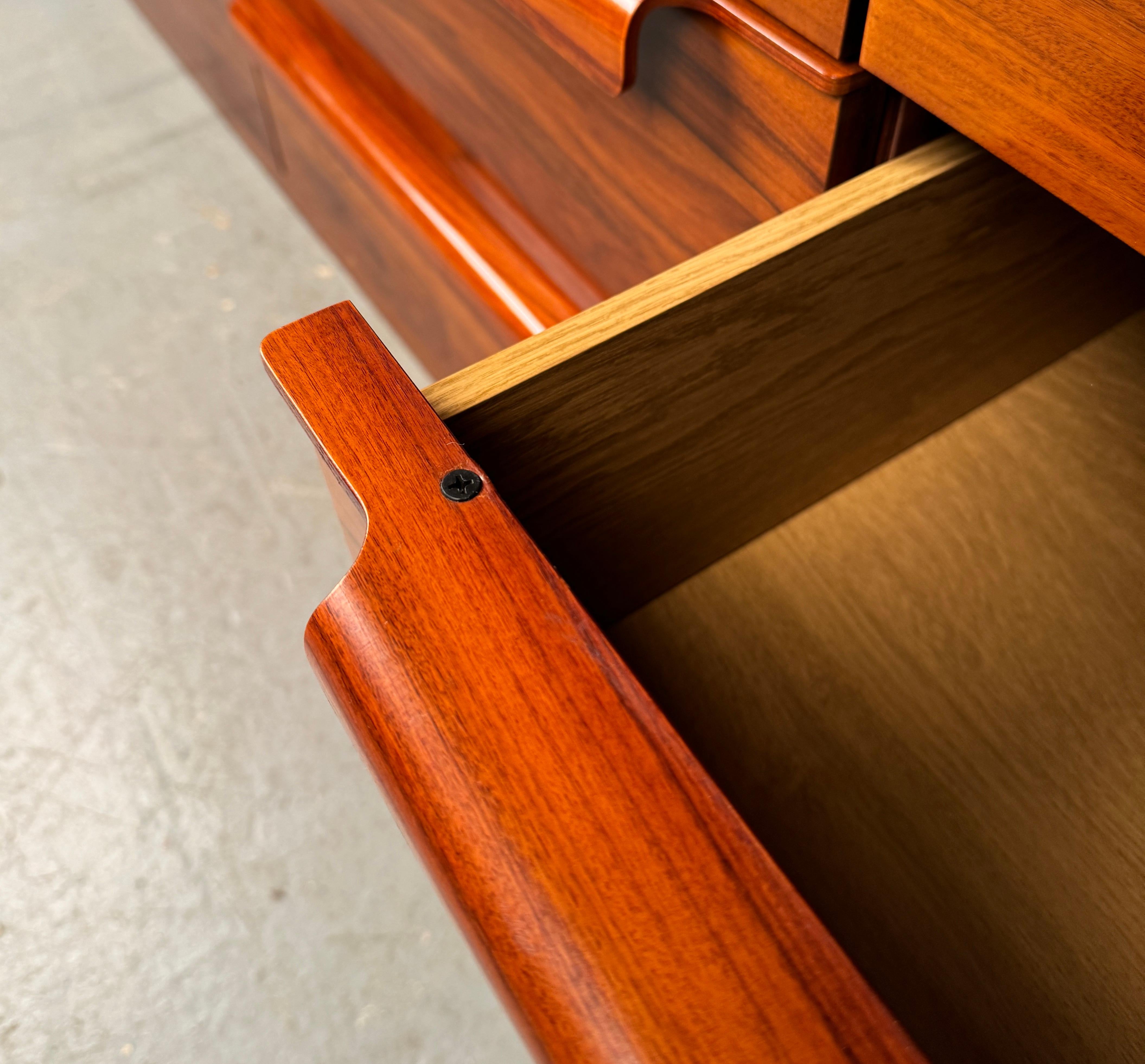 Comò a nove cassetti in legno di palissandro di epoca medio-novecentesca in vendita 7
