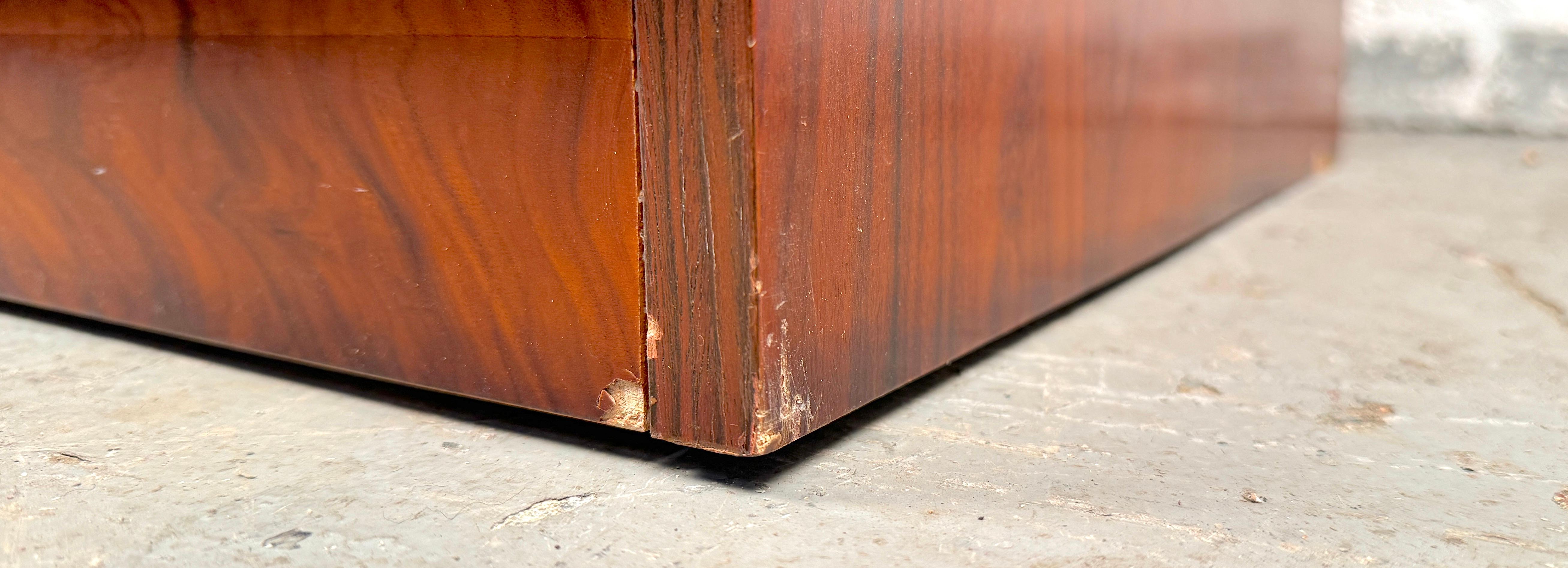 Comò a nove cassetti in legno di palissandro di epoca medio-novecentesca in vendita 8