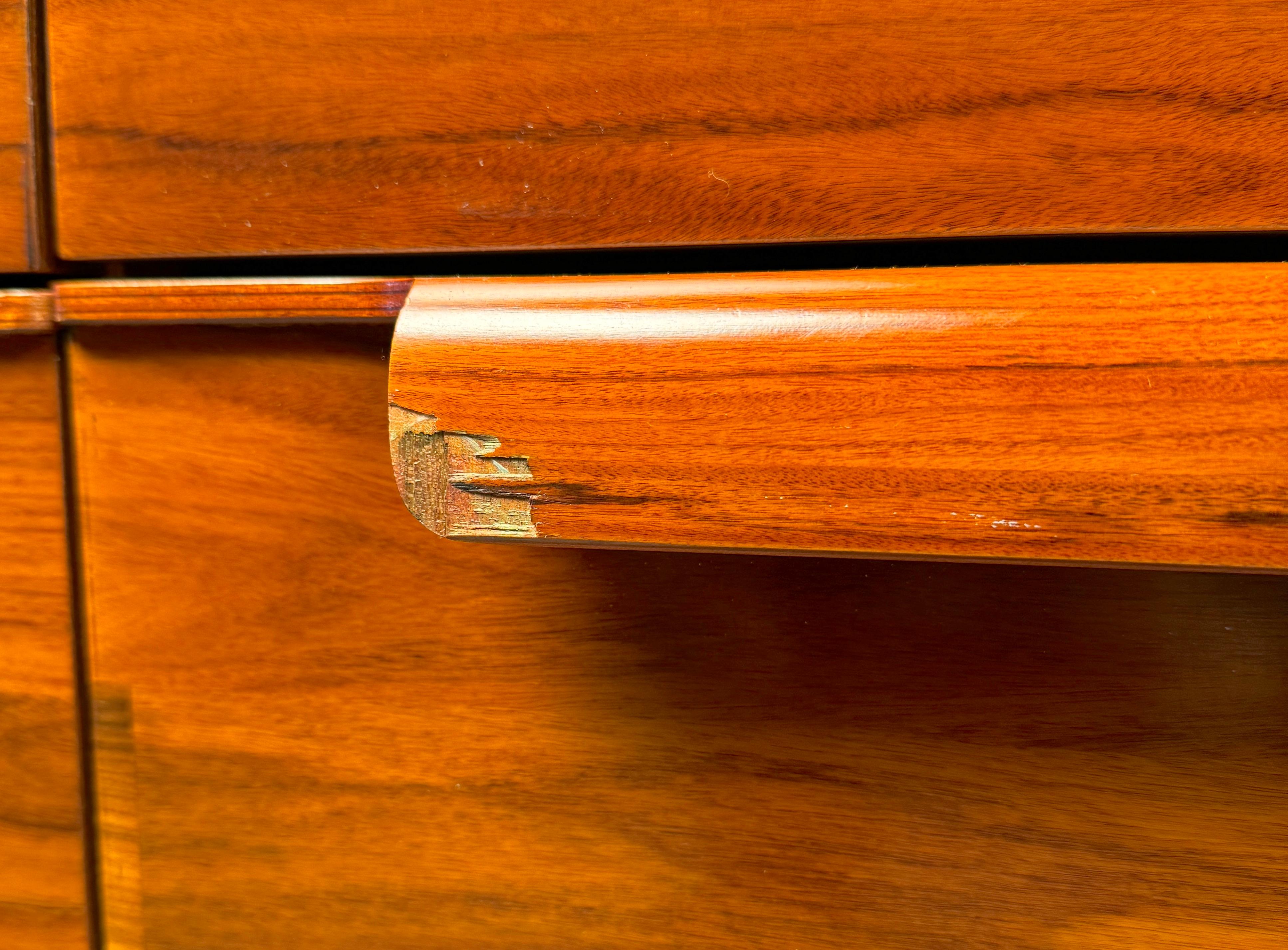 Comò a nove cassetti in legno di palissandro di epoca medio-novecentesca in vendita 9