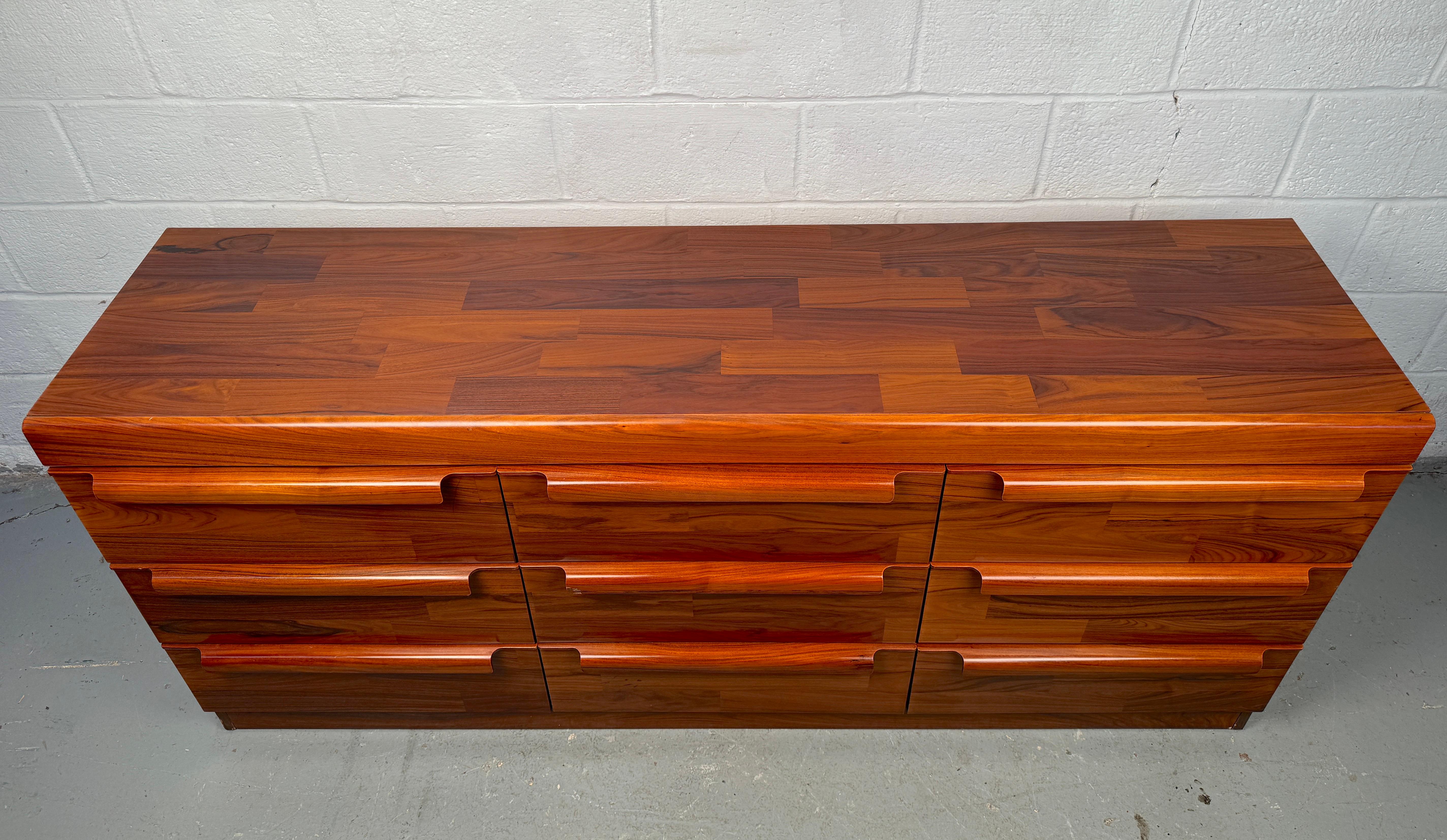 Mid-Century moderno Comò a nove cassetti in legno di palissandro di epoca medio-novecentesca in vendita