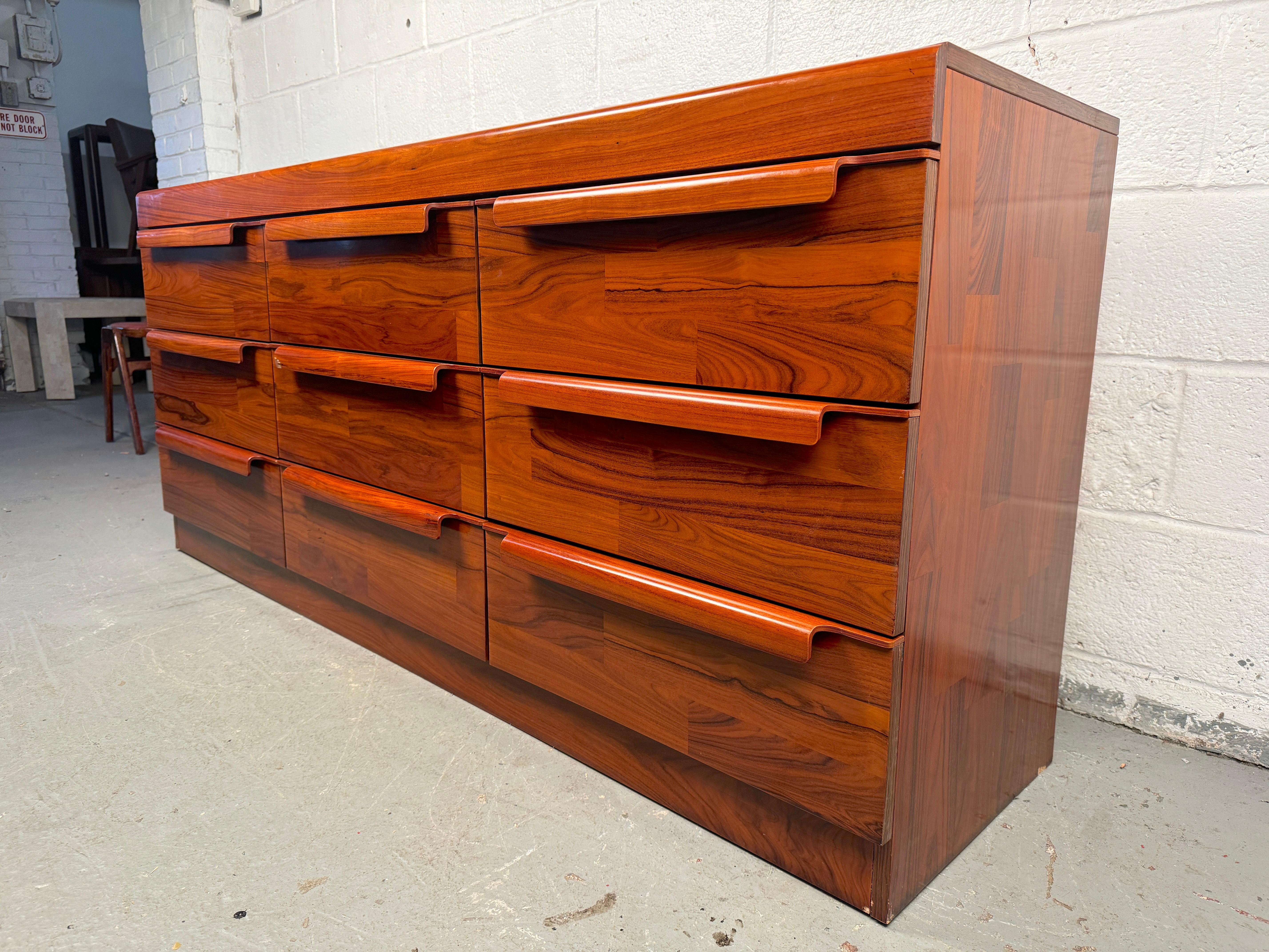 Comò a nove cassetti in legno di palissandro di epoca medio-novecentesca In condizioni buone in vendita a Brooklyn, NY