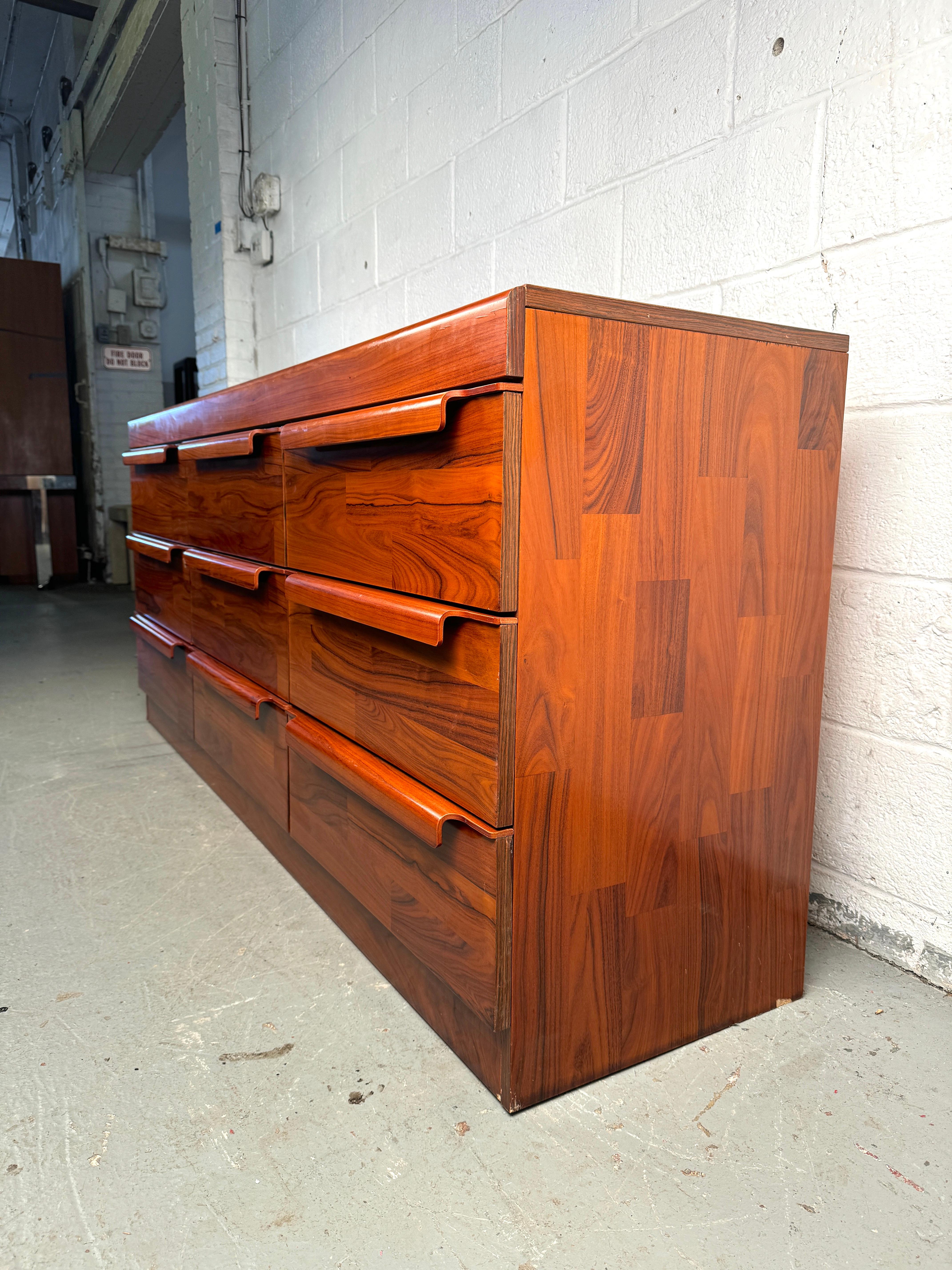 Palissandro Comò a nove cassetti in legno di palissandro di epoca medio-novecentesca in vendita