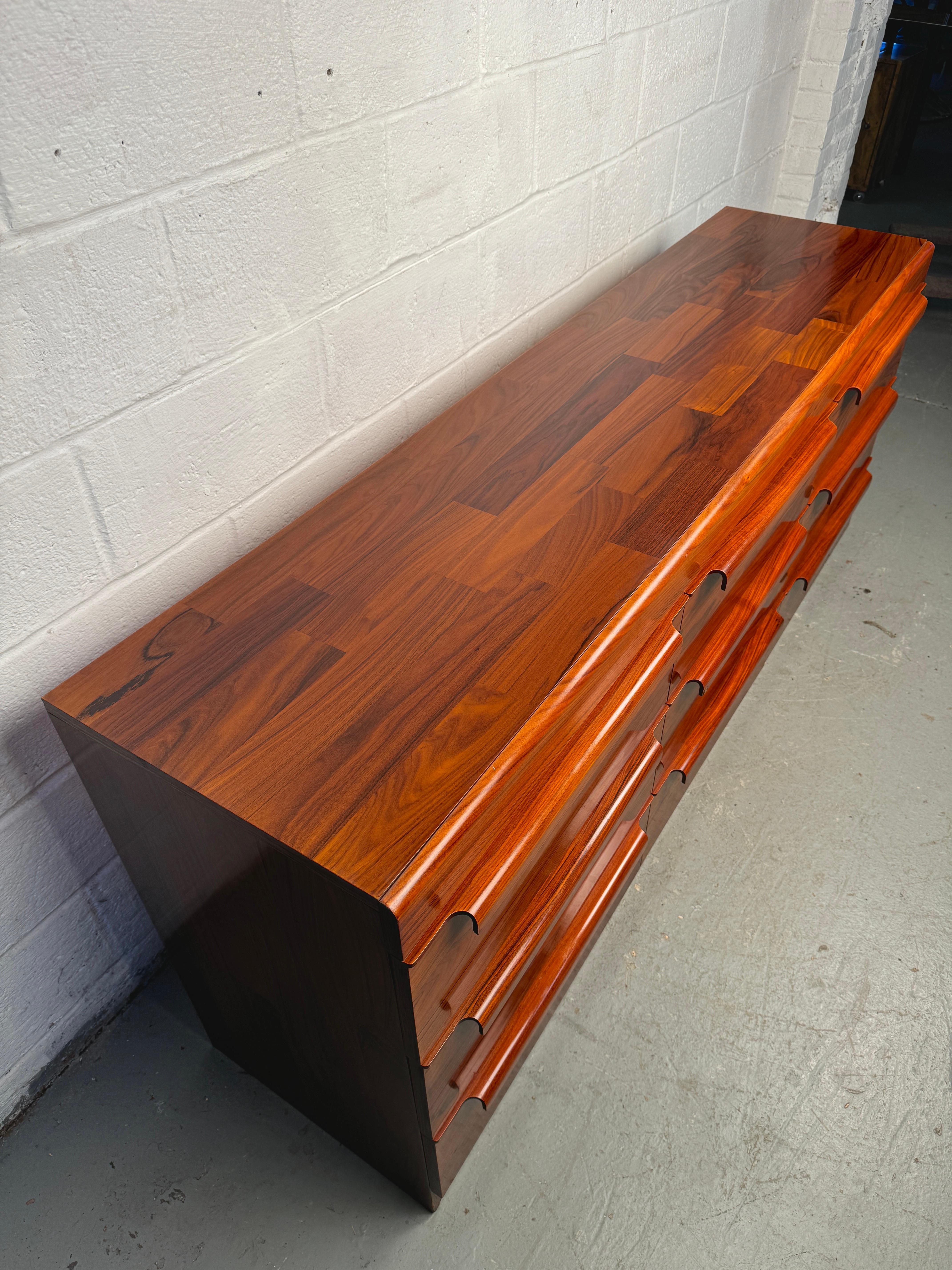 Comò a nove cassetti in legno di palissandro di epoca medio-novecentesca in vendita 2