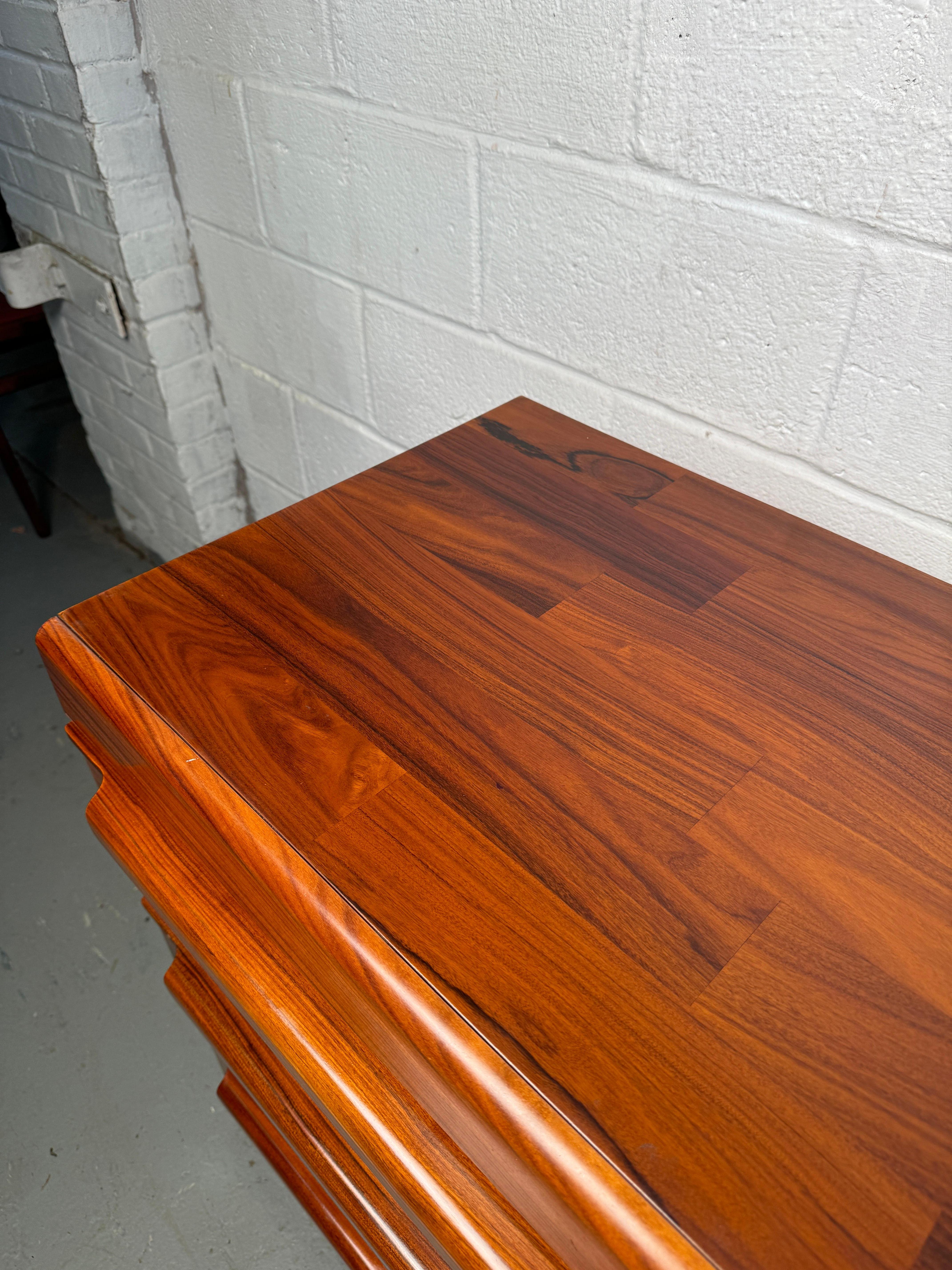 Comò a nove cassetti in legno di palissandro di epoca medio-novecentesca in vendita 3